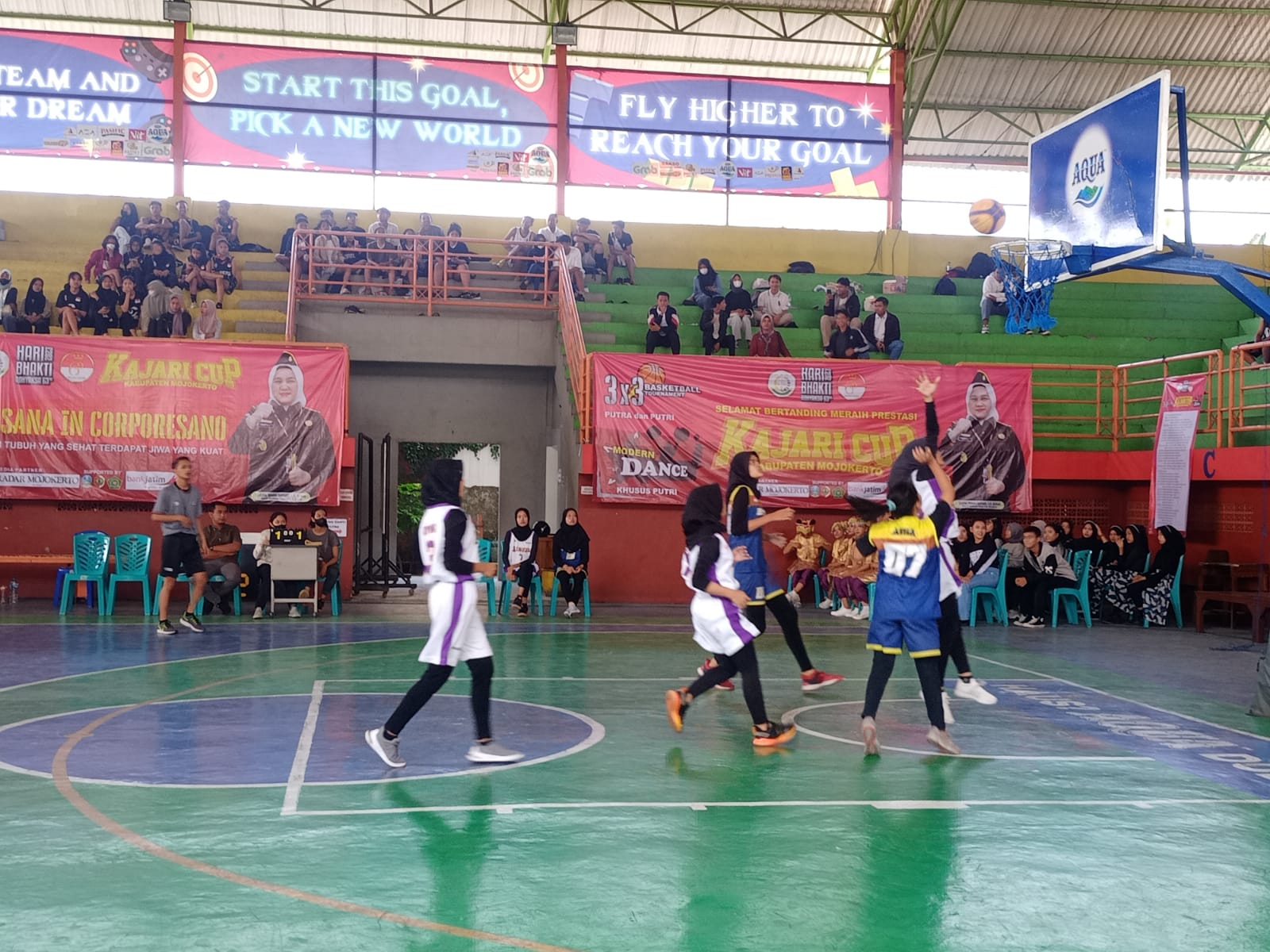 DIMULAI: Kejuaraan Kajari Cup dibuka dengan lomba basket 3x3 yang digelar di GOR SMAN 1 Puri, Selasa (11/7).