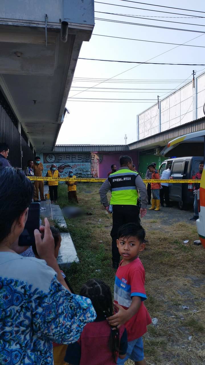 EVAKUASI: Petugas tengah mengevakuasi mayat yang ditemukan warga di ruko Bypass Kota Mojokerto, Selasa (11/7)