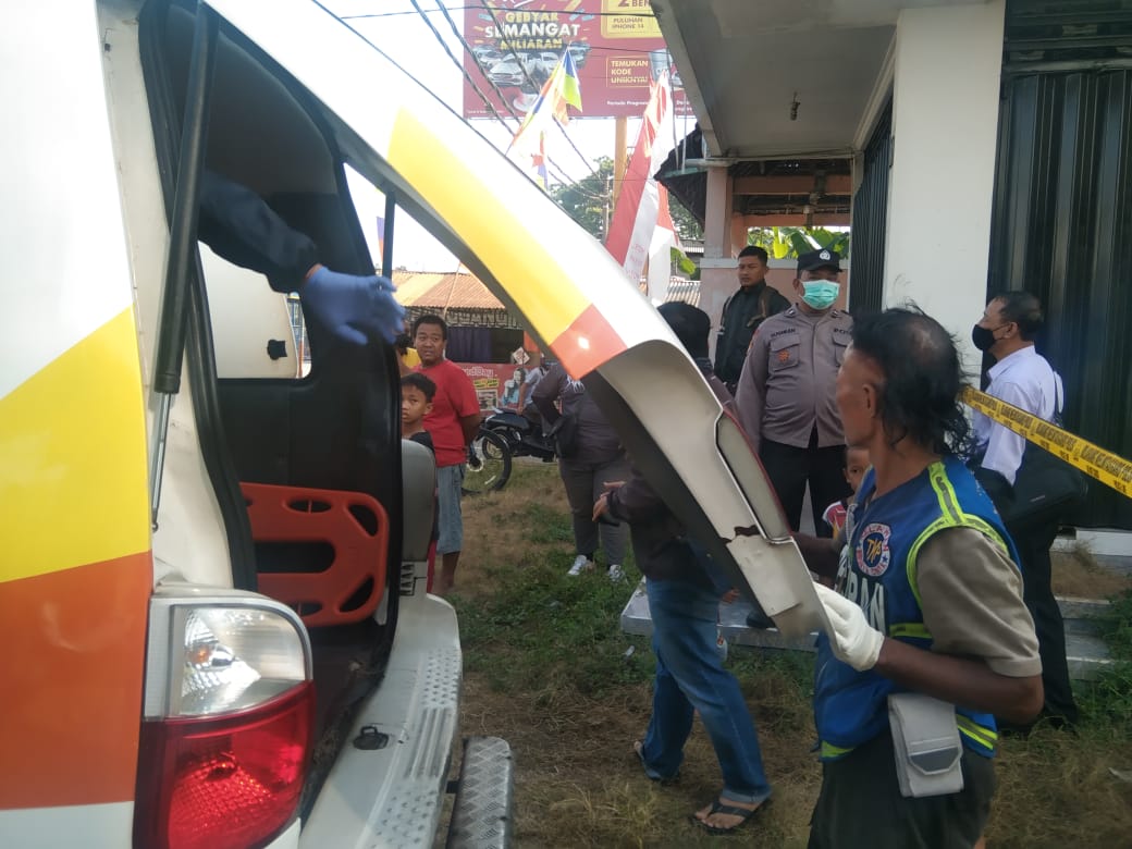 NAHAS: Relawan mengevakuasi jasad pria asal Jambi yang ditemukan tewas di pelataran ruko depan Polsek Magersari, jalan Bypass Kota Mojokerto kemarin.