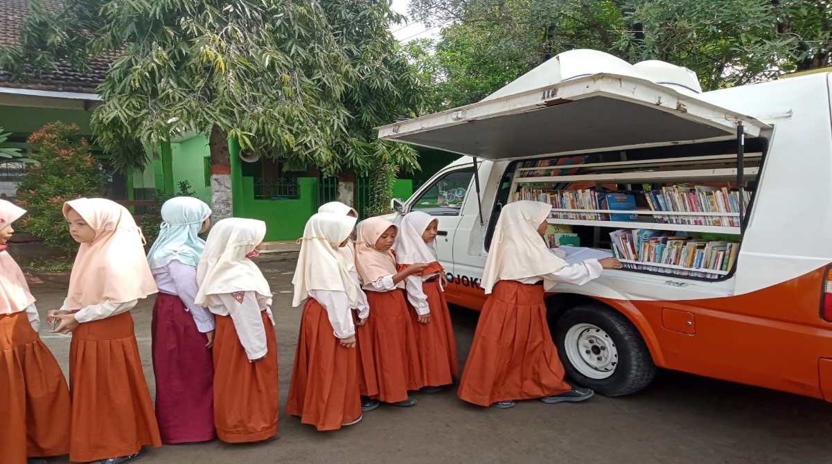 LITERASI: Armada perpustakaan keliling saat berkunjung di SDN Surodinawan, Kota Mojokerto.
