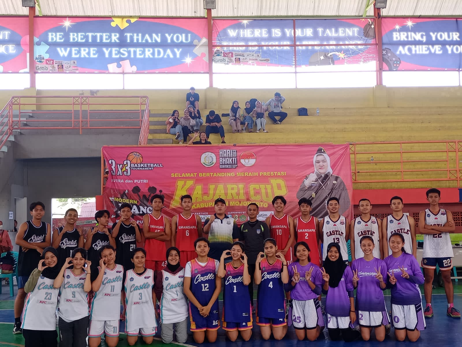 PARA JUARA: Finalis lomba basket dan modern dance ajang Kajari Cup bersama panitia HBA Kejari Kabupaten Mojokerto di GOR SMAN 1 Puri, Rabu (12/7)
