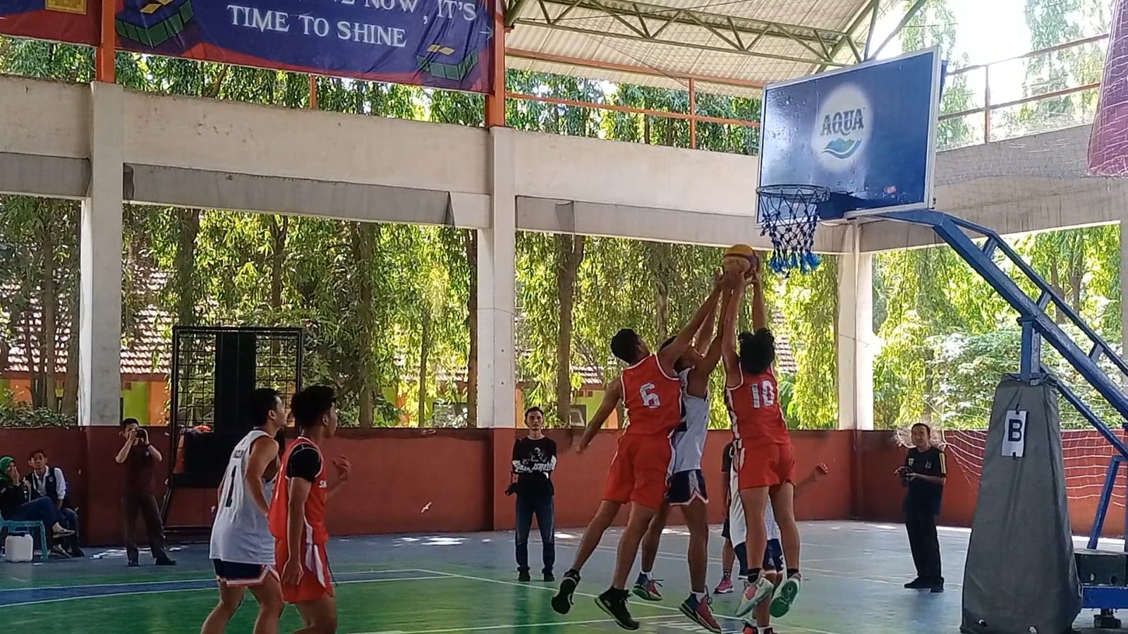 SENGIT: Final basket 3x3 Kajari Cup Kejaksaan Negeri Kabupaten Mojokerto yang digelar di GOR SMAN 1 Puri, Rabu (12/7).