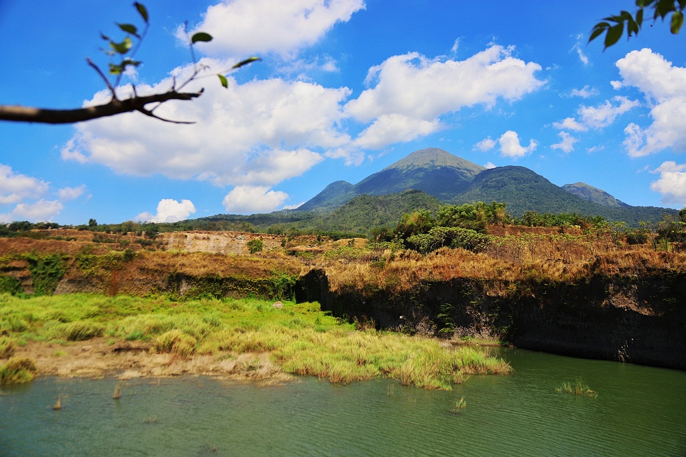 PANORAMIC: Kondisi lahan bekas tambang di Kecamatan Ngoro, Kabupaten Mojokerto, Selasa (11/7).