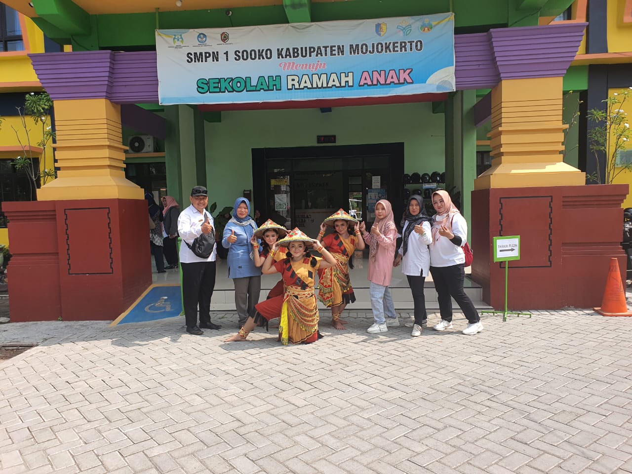 MENANG: Peserta didik SDN Tambakagung, Kecamatan Puri berhasil meraih juara pertama dalam ajang FLS2N Tingkat Kabupaten Mojokerto, beberapa waktu lalu.