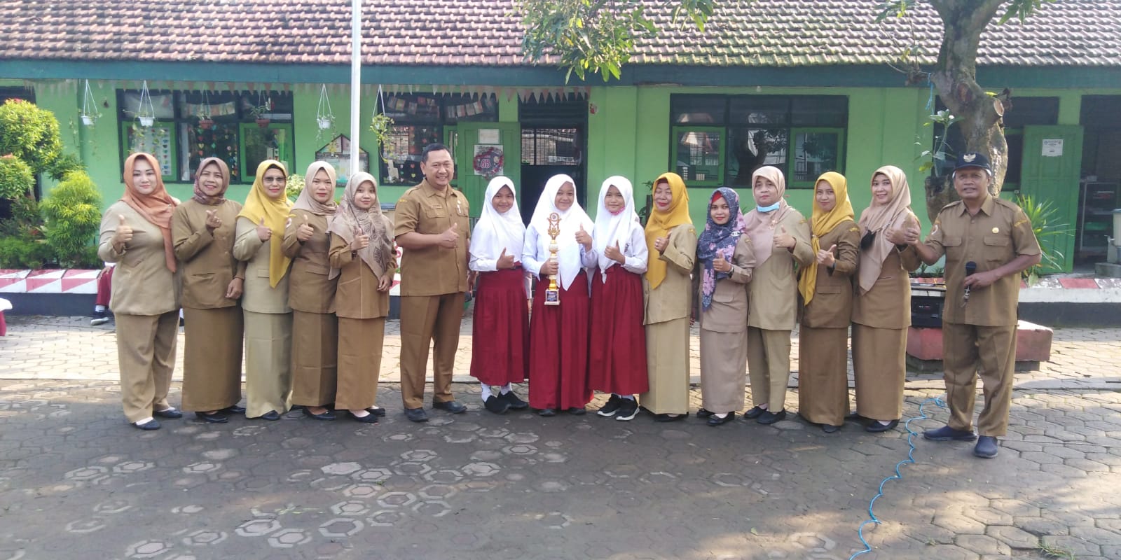 SINERGIS: Peserta didik SDN Tambakagung, Kecamatan Puri berhasil meraih juara pertama dalam ajang FLS2N Tingkat Kabupaten Mojokerto bersama kepala sekolah dan jajaran guru setempat.