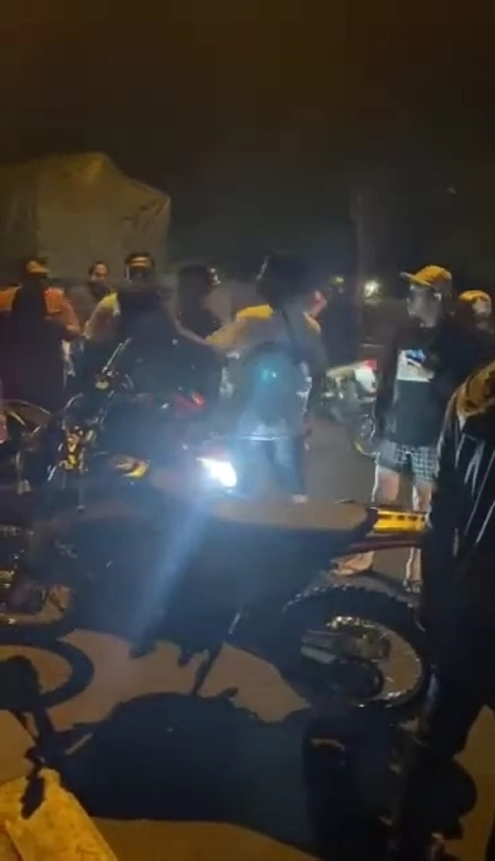 DISELIDIKI: Dugaan aksi pengeroyokan di sekitar Stadion Gajah Mada, Mojosari, Senin (10/7) malam. (tangkapan layar Adi Nugroho/JPRM)