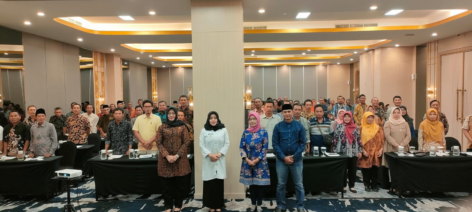 DILATIH: Bupati Mojokerto Ikfina Fahmawati didampingi Kadisperta Nurul Istiqomah memberikan arahan dalam pelatihan peningkatan kualitas tembakau di Hotel Aston, Kecamatan Puri, Rabu(12/7) malam.