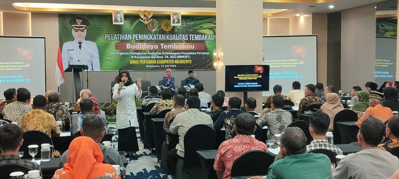 DILATIH: Bupati Mojokerto Ikfina Fahmawati didampingi Kadisperta Nurul Istiqomah memberikan arahan dalam pelatihan peningkatan kualitas tembakau di Hotel Aston, Kecamatan Puri, Rabu (12/7) malam.