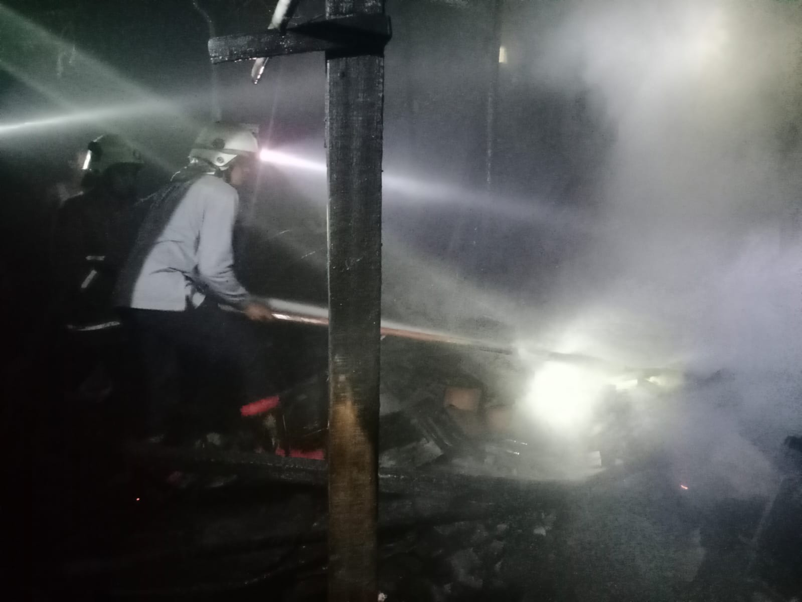 PENANGANAN: Petugas berjibaku memadamkan kebakaran di home industri pembuatan box sound system di Dusun Jogodayoh, Desa Jabon, Kecamatan Mojoanyar, Kabupaten Mojokerto, Rabu (12/7) malam.