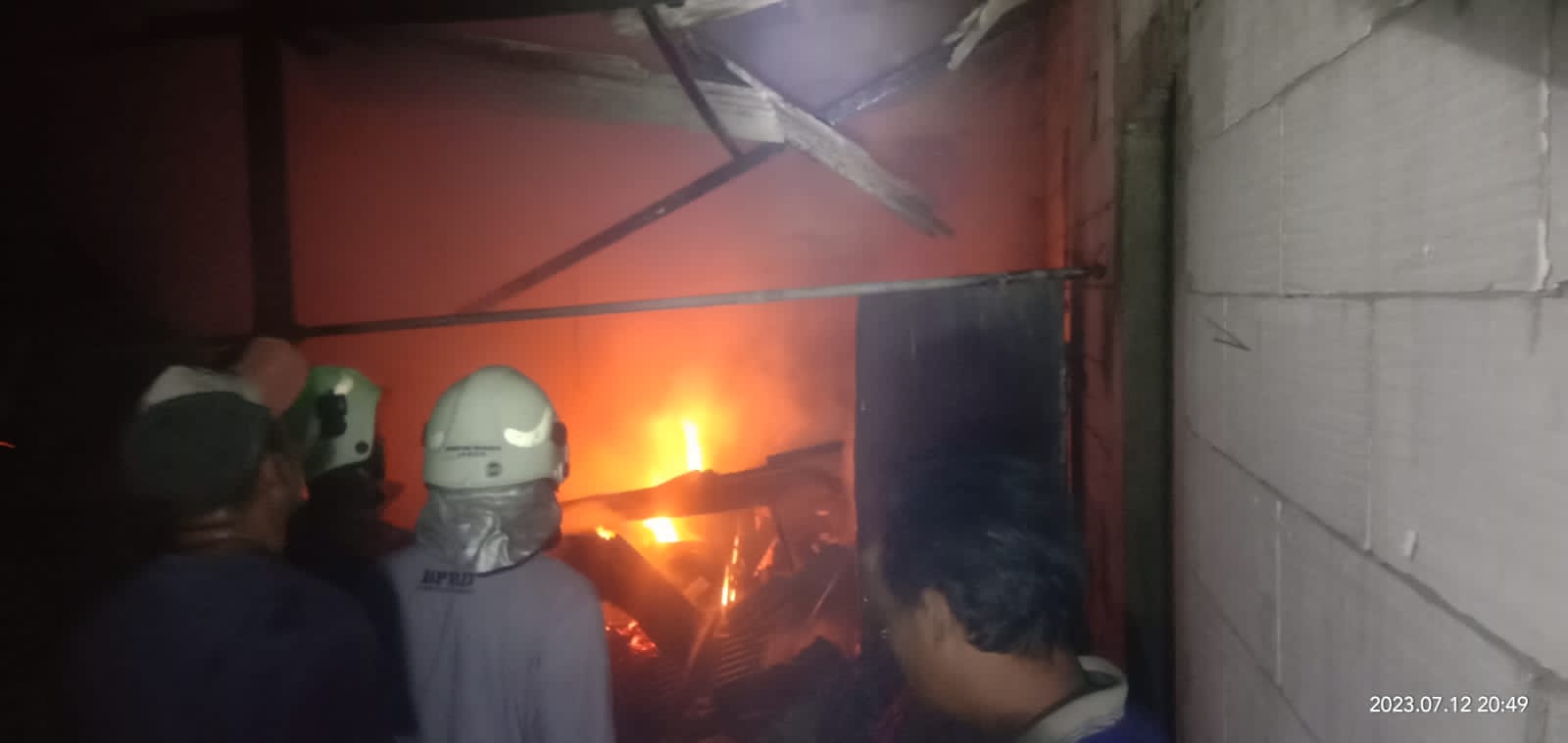 PENANGANAN: Petugas berjibaku padamkan kebakaran di home industri pembuatan box sound system di Dusun Jogodayoh, Desa Jabon, Kecamatan Mojoanyar, Kabupaten Mojokerto, Rabu (12/7) malam.