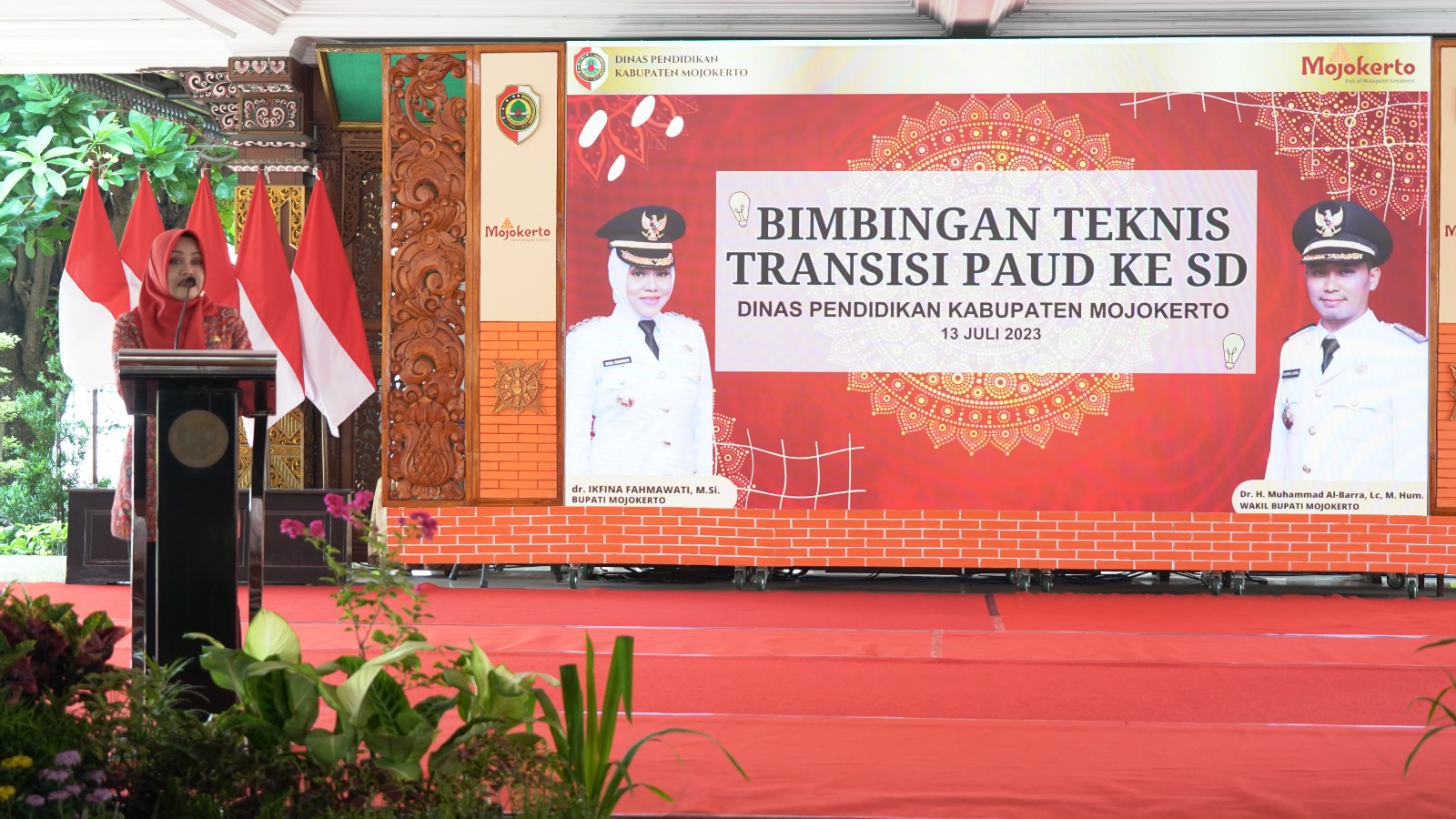 PEMBICARA: Bupati Ikfina Fahmawati menjadi salah satu narasumber dalam kegiatan penguatan transisi peserta didik dari PAUD ke SD di Pendapa Graha Maja Tama, kemarin (13/7).