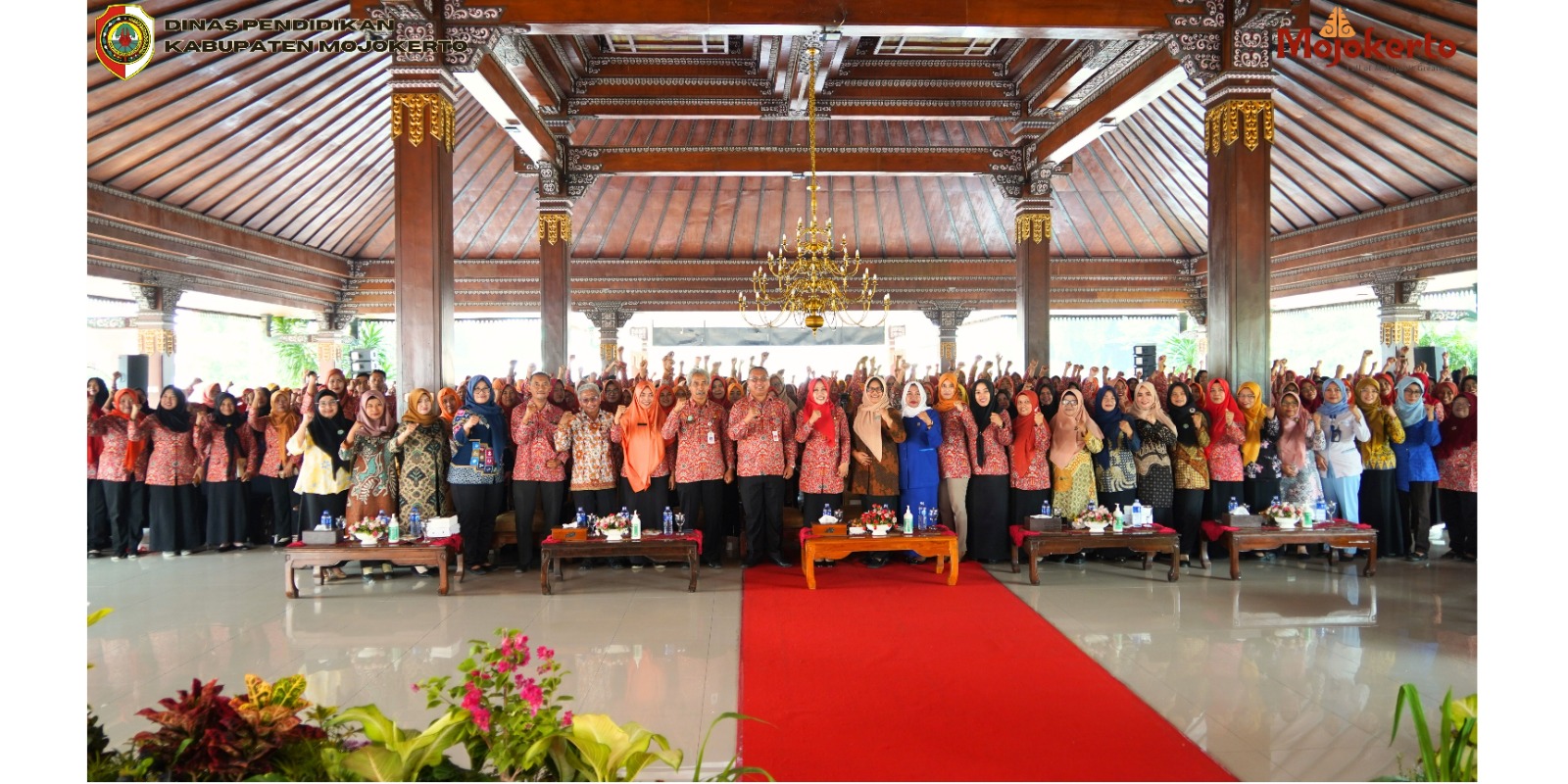 BERKESINAMBUNGAN: Bupati Ikfina Fahmawati dan Kadispendik Kabupaten Mojokerto Ludfi Ariyono beserta sejumlah instansi selepas acara bimtek diikuti ratusan guru SD, Kamis (13/7).