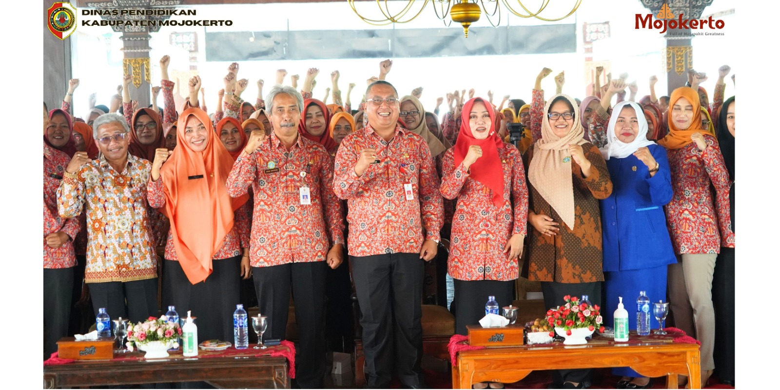 BERKESINAMBUNGAN: Bupati Ikfina Fahmawati dan Kepala Dispendik Kabupaten Mojokerto Ludfi Ariyono beserta sejumlah instansi terkait berfoto bersama selepas acara bimtek yang diikuti ratusan guru SD,