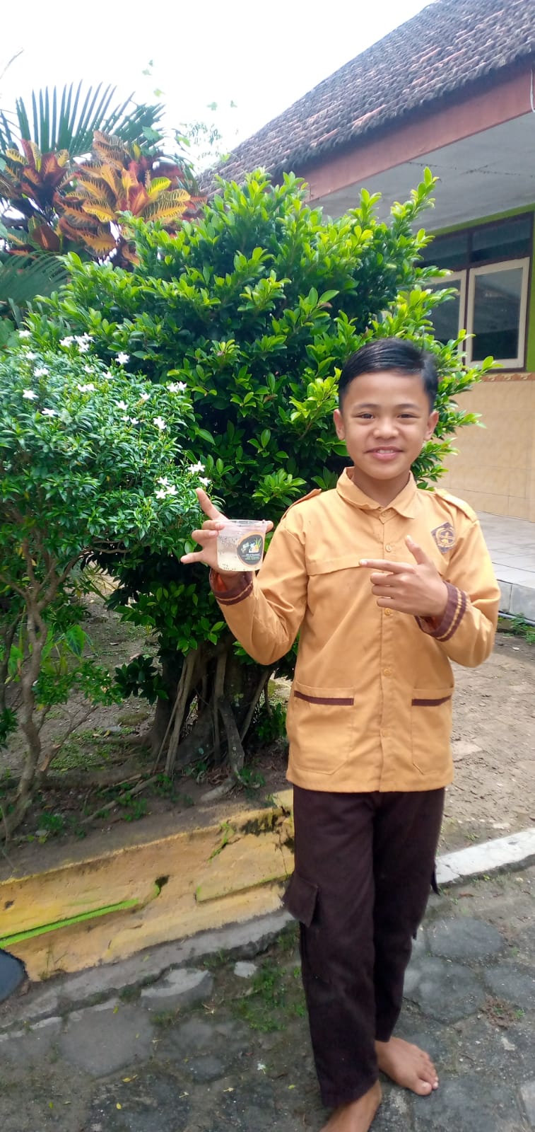 MENYEHATKAN: Produk minuman Alle Ice yang diproduksi SDN Ketemasdungus laris diburu siswa dan guru.