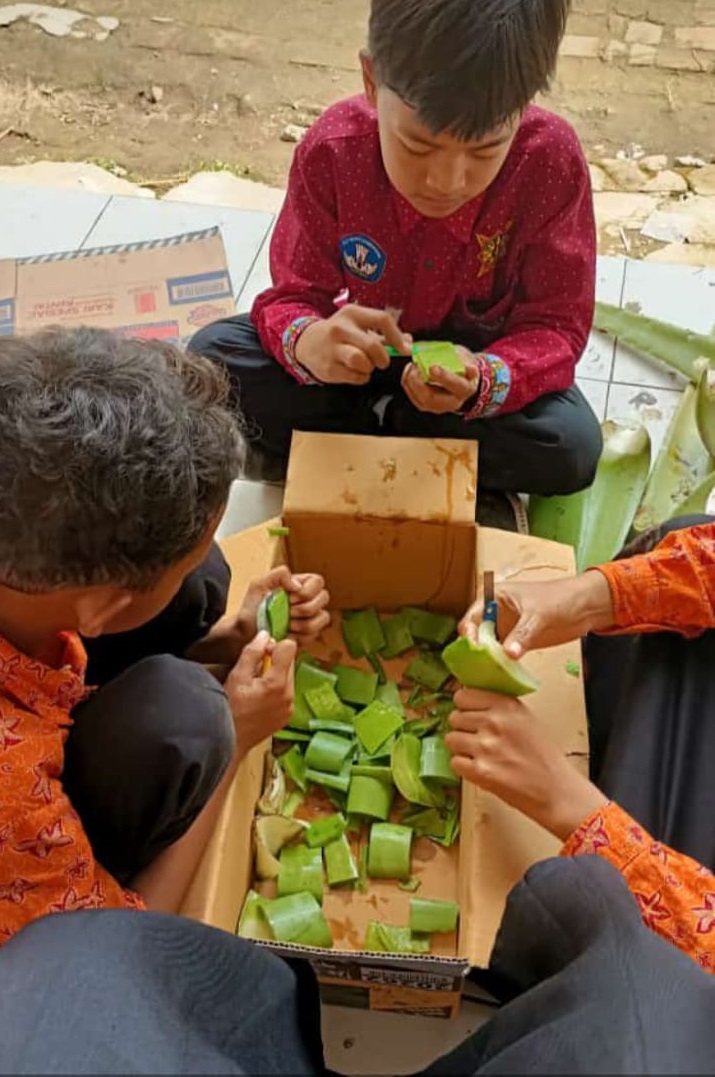 MENYEHATKAN: Produk minuman Alle Ice yang diproduksi SDN Ketemasdungus laris diburu siswa dan guru.