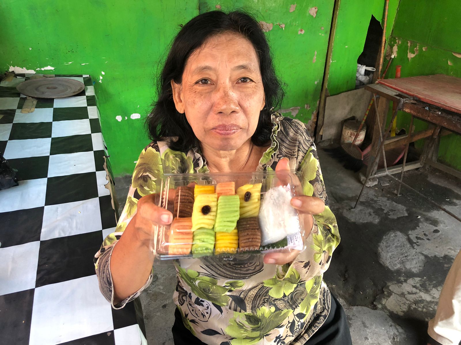 WARNA-WARNI: Bersama sang istri, Erna Susilowati, Fajar Efendi  tetap menjajakan jajanan getuk lindri yang kini masih diburu pembeli.