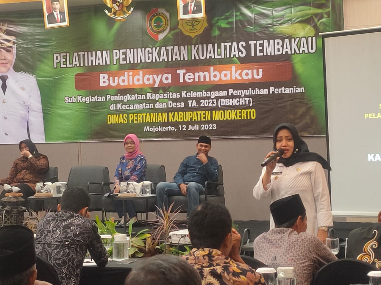 DILATIH: Bupati Mojokerto Ikfina Fahmawati didampingi Kadisperta Nurul Istiqomah memberikan arahan dalam pelatihan peningkatan kualitas tembakau di Hotel Aston, Kecamatan Puri, Rabu malam (12/7).