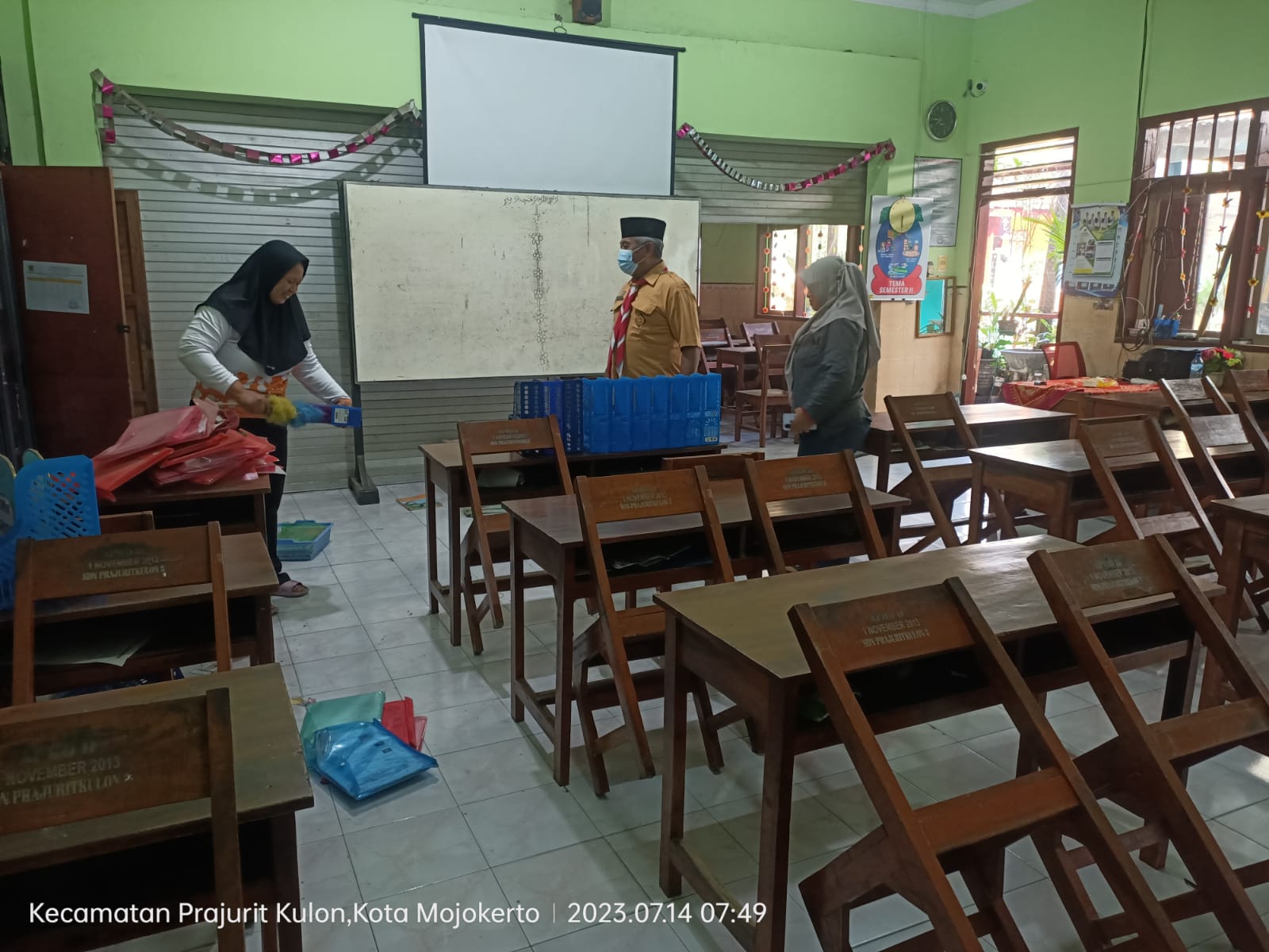 KERJA BAKTI: Tenaga pendidik di SDN Prajurit Kulon 3 Kota Mojokerto membersihkan lingkungan sekolah untuk menyambut siswa di tahun ajaran baru 2023/2024, kemarin.