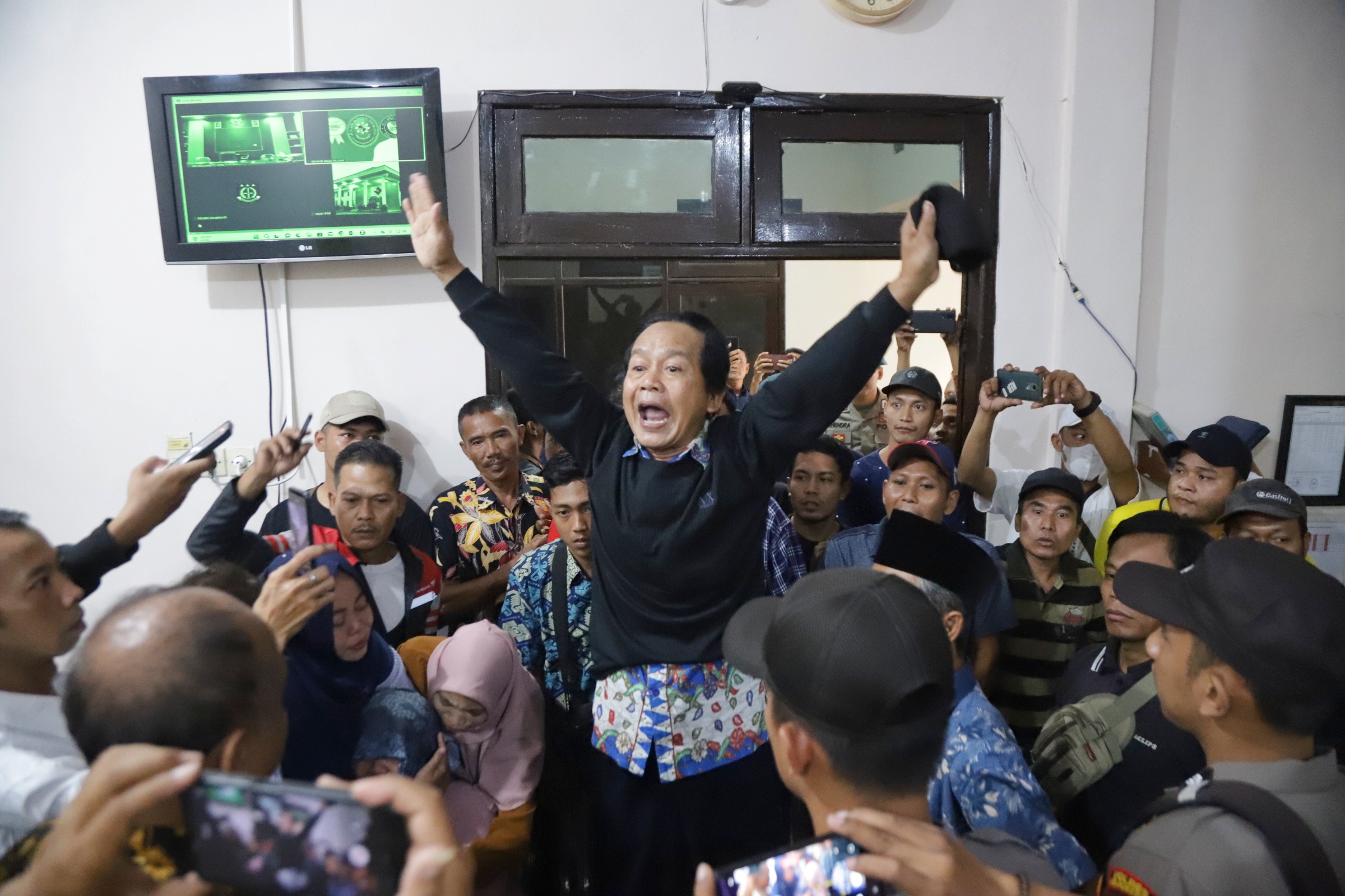 PROTES: HISTERIS: Pengunjung sidang berteriak selepas sidang vonis terhadap terdakwa pembunuhan siswi SMP di ruang sidang PN Mojokerto, Jumat (14/7)