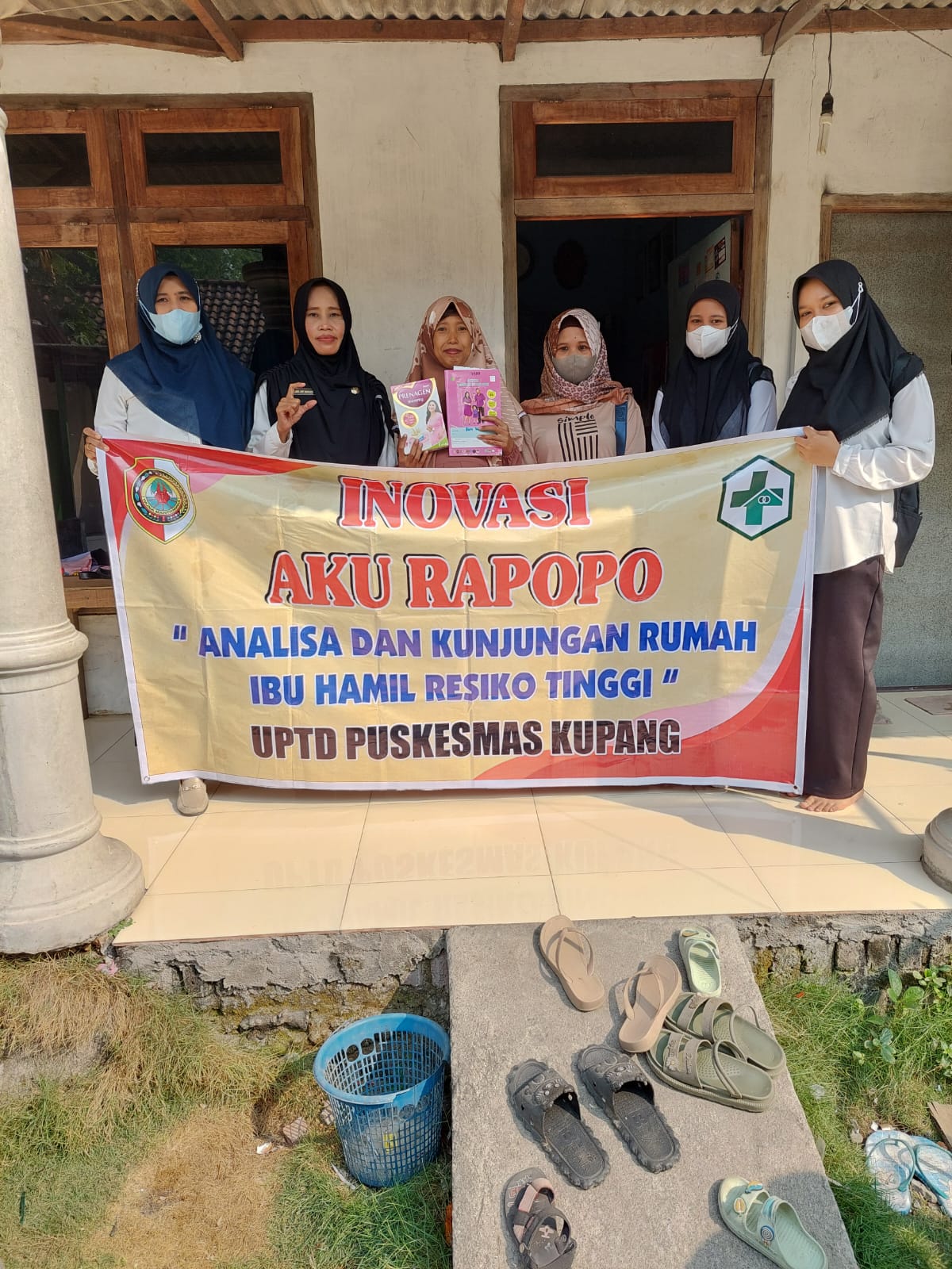VISITASI: Tim Puskesmas Kupang saat melakukan kunjungan dan pengecekan kesehatan ke rumah ibu hamil risti.