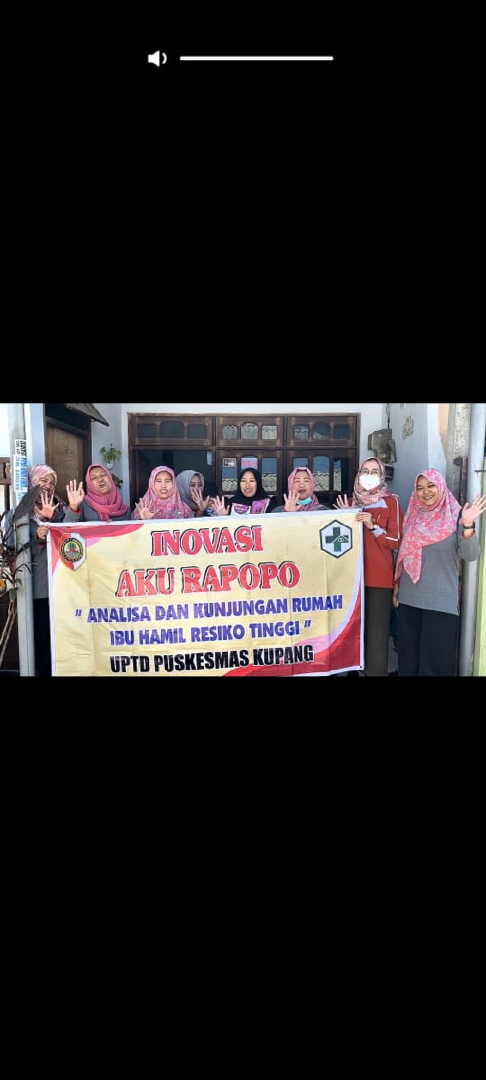 VISITASI: Tim Puskesmas Kupang saat melakukan kunjungan dan pengecekan kesehatan ke rumah ibu hamil risti.