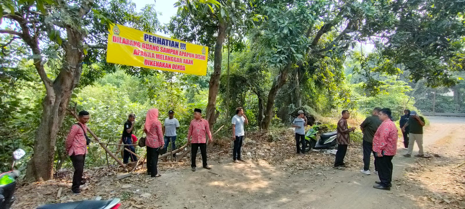 GERAK CEPAT: Komisi III DPRD Kabupaten Mojokerto melakukan sidak dumping limbah yang diduga dilakukan PT Sinar Sosro, di TKD Awang-Awang, Kecamatan Mojosari, Kamis (13/7).