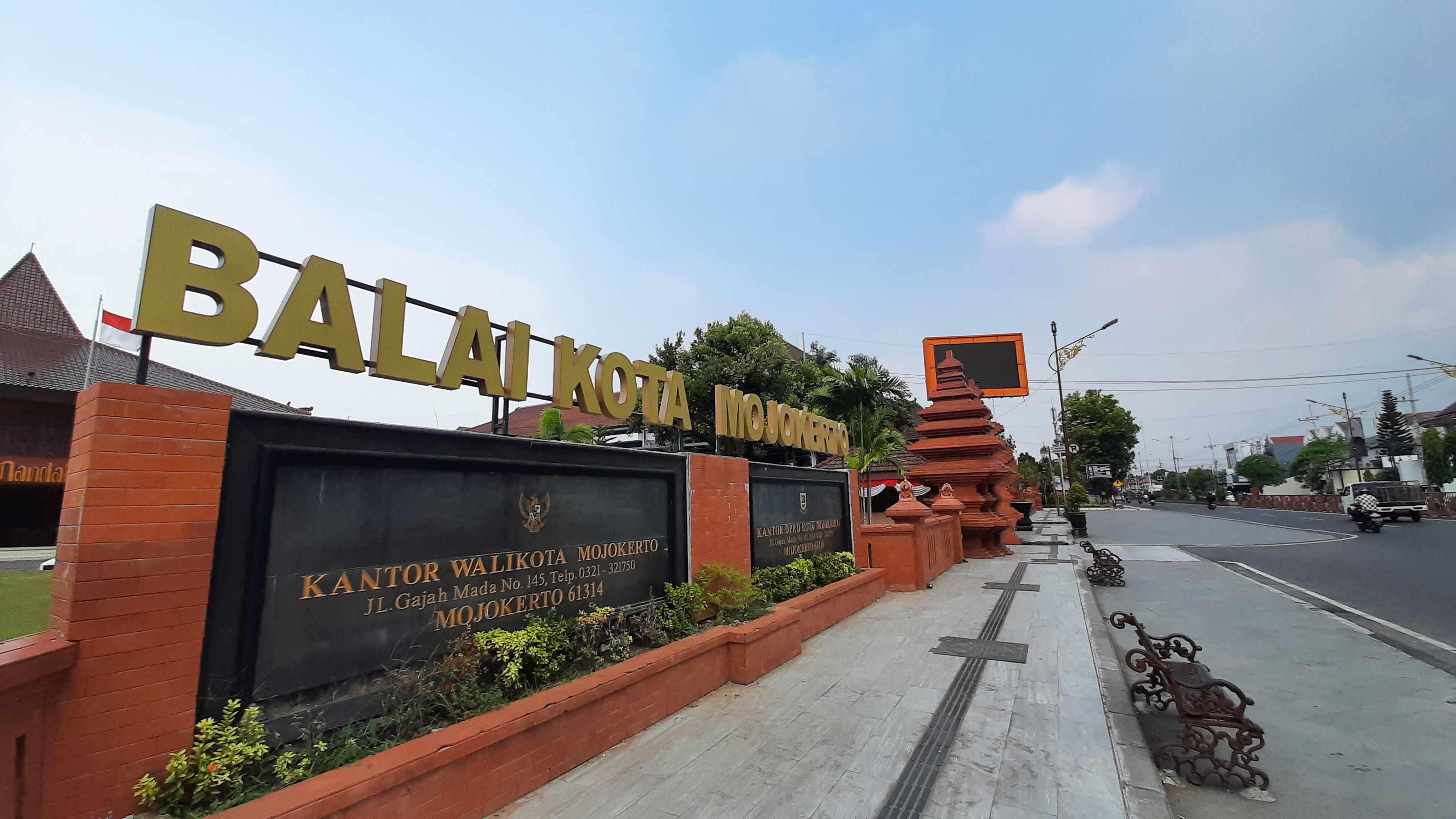 DIROMBAK: Jalur pedestrian di Jalan Gajah Mada, Kota Mojokerto menjadi salah satu akses pejalan kaki yang akan dilakukan revitalisasi.