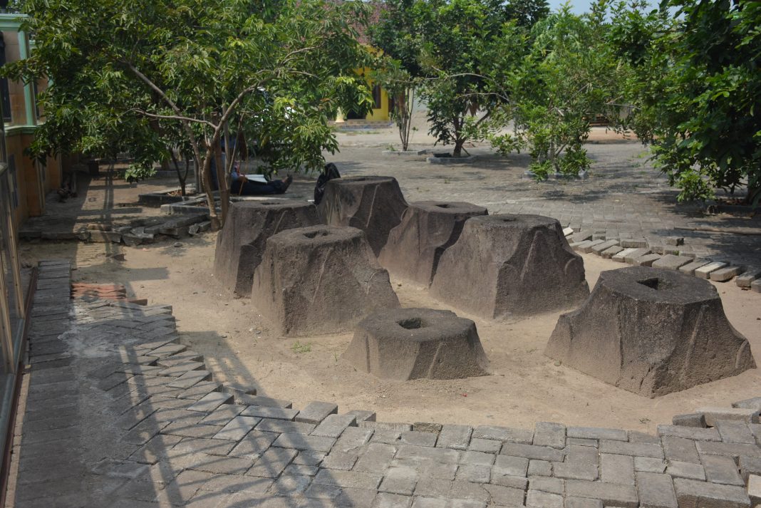BERAGAM: Umpak yang menjadi bagian dari struktur bangunan era Majapahit banyak didapati di sejumlah situs cagar budaya yang tersebar di Trowulan dan sekitarnya.