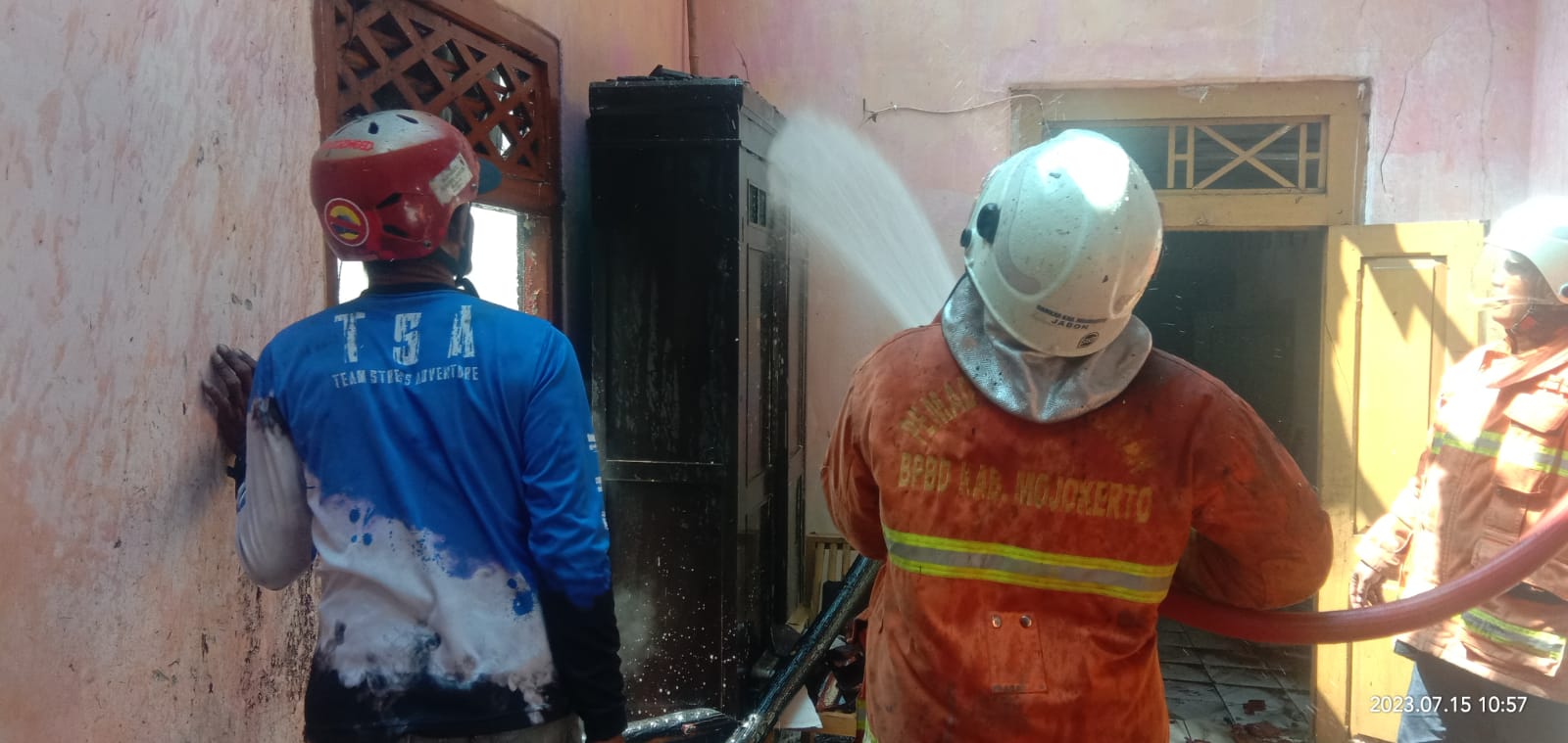 PEMADAMAN: Petugas pemadam berusaha melakukan pembasahan di lokasi kebakaran rumah warga Dusun/Desa Sambiroto, Kecamatan Sooko, Kabupaten Mojokerto, Sabtu (15/7).