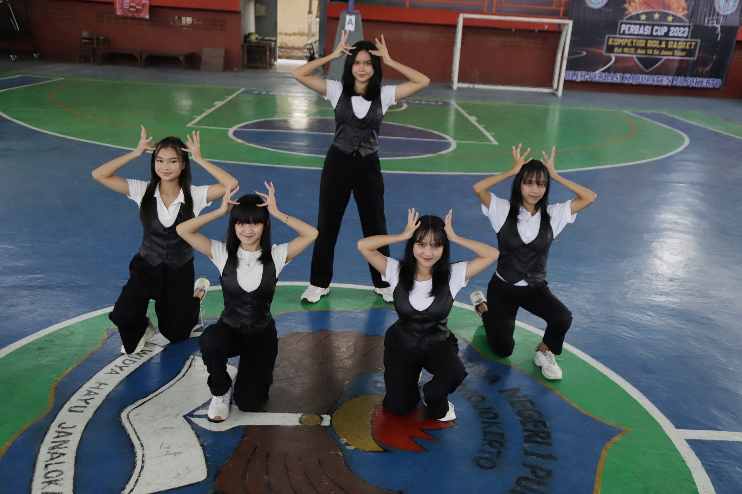 KREATIF: Penampilan dancer SMAN 1 Puri dengan konsep koreografi yang atraktif.