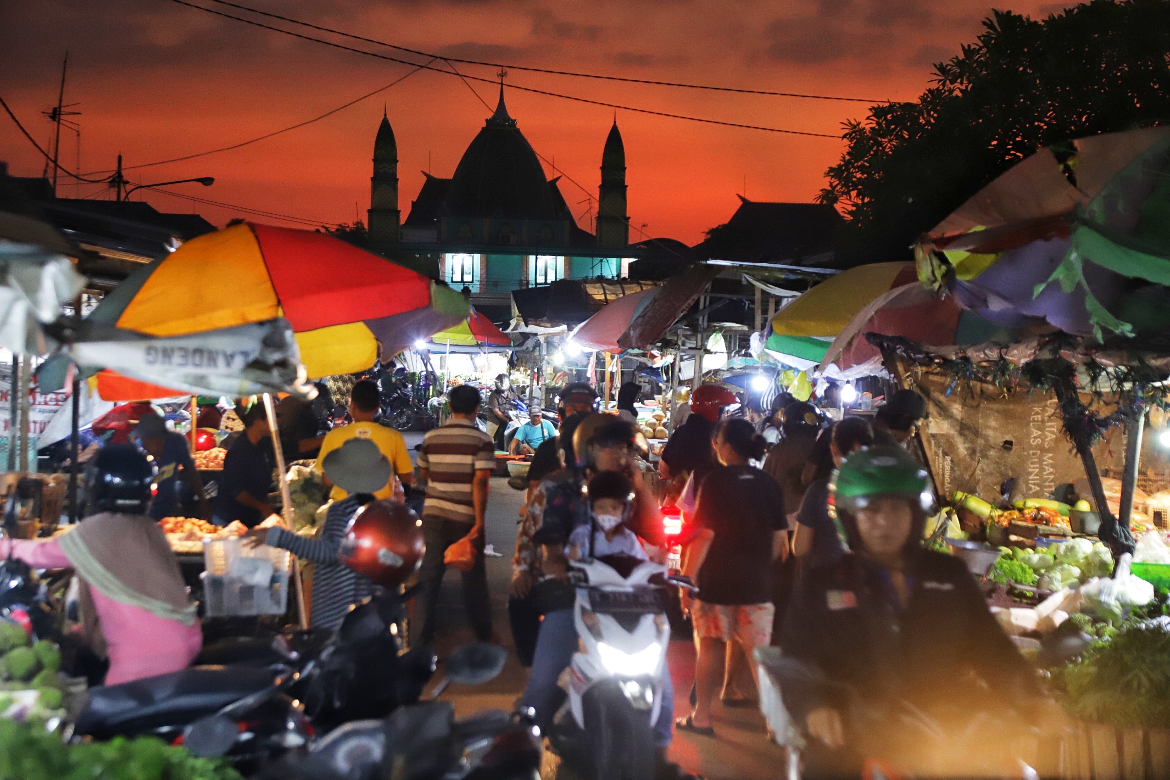 DENYUT PASAR: Kondisi Pasar Tanjung Anyar Kota Mojokerto ketika memasuki pengujung hari, Kamis (11/7).