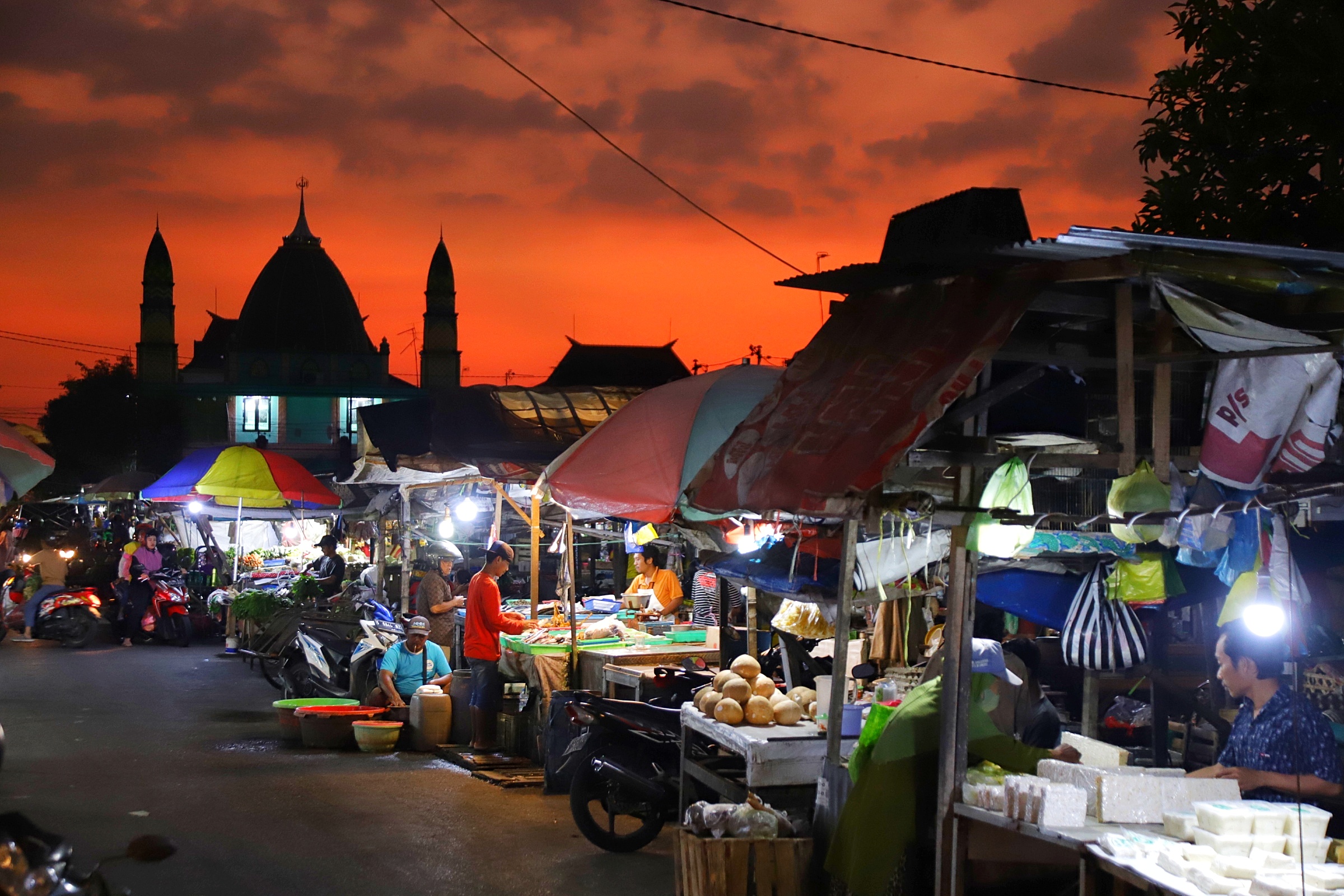 GELIAT PASAR: Sejumlah pedagang di Pasar Tanjung Anyar Kota Mojokerto.