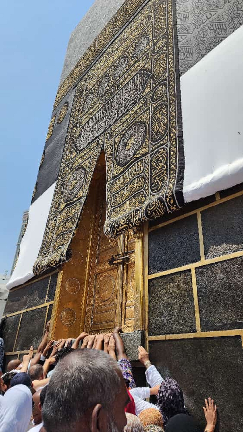 KHUSYUK: Jamaah haji kloter 84 menyempatkan diri mendekat ke Multazam sebagai tempat paling mustajab dalam memanjatkan doa.