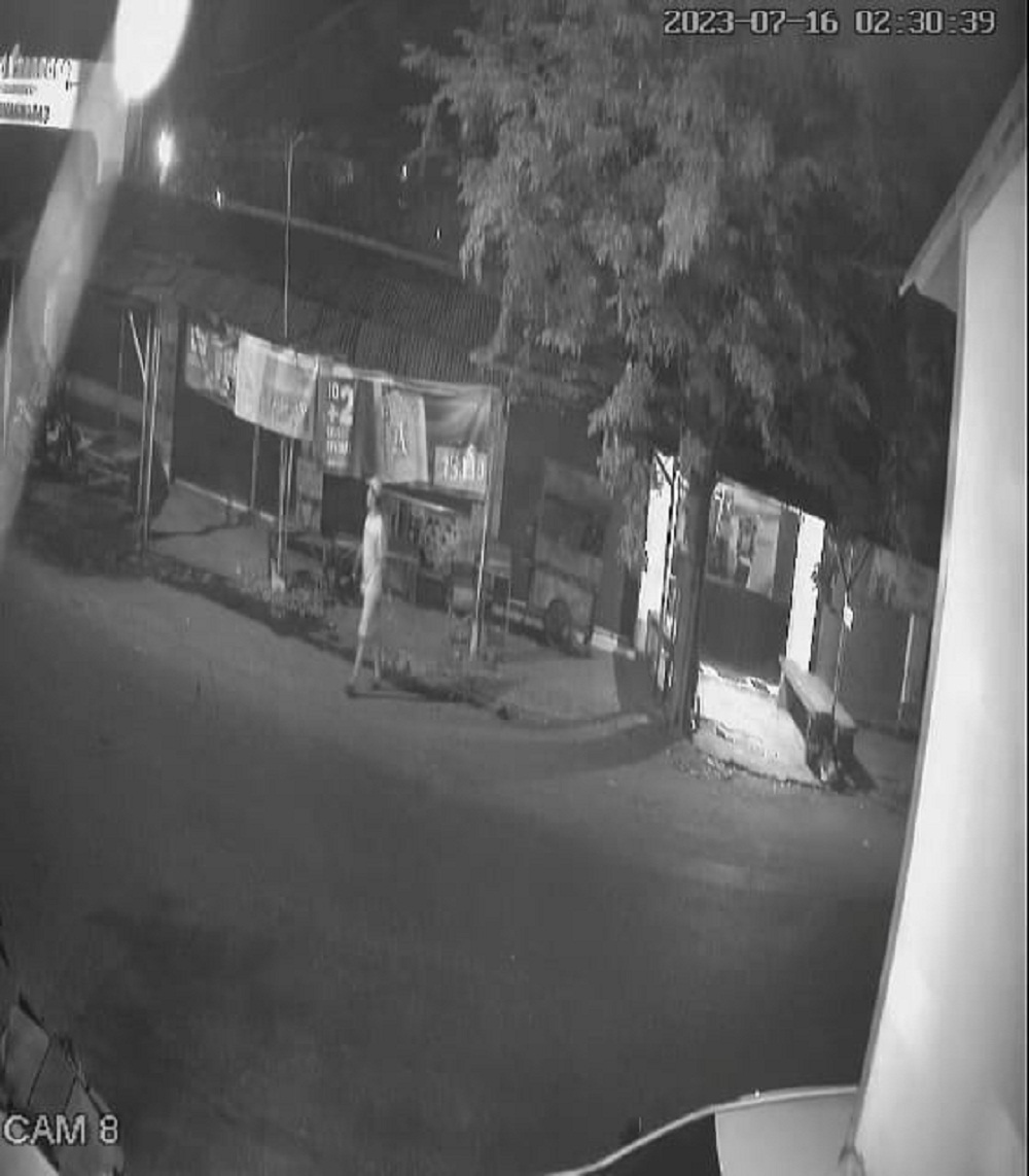 DETIK-DETIK AKSI: Rekaman CCTV menunjukkan aksi para pelaku pembobolan kios di Jalan Kemas Setyoadi, Desa Kedungmaling, Kecamatan Sooko, Kabupaten Mojokerto, Sabtu (16/7) dini hari.