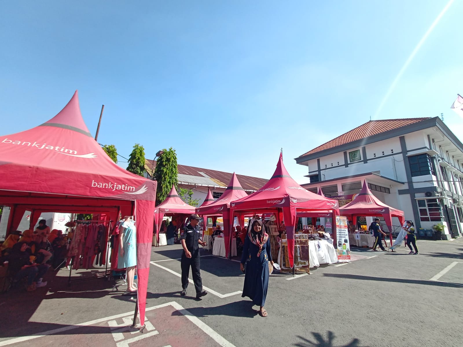 RAMAI: Kegiatan bazar UMKM dan pasar murah di halaman kantor Kejari Kabupaten Mojokerto, Jalan RA Basuni, Kecamatan Sooko, Senin (17/7).