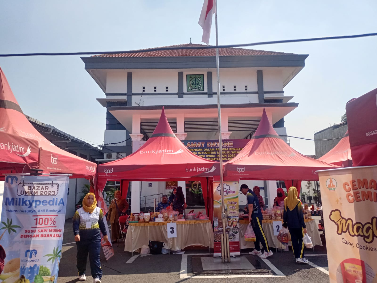 RAMAI: Kegiatan bazar UMKM dan pasar murah di halaman kantor Kejari Kabupaten Mojokerto, Jalan RA Basuni, Kecamatan Sooko, Senin (17/7).