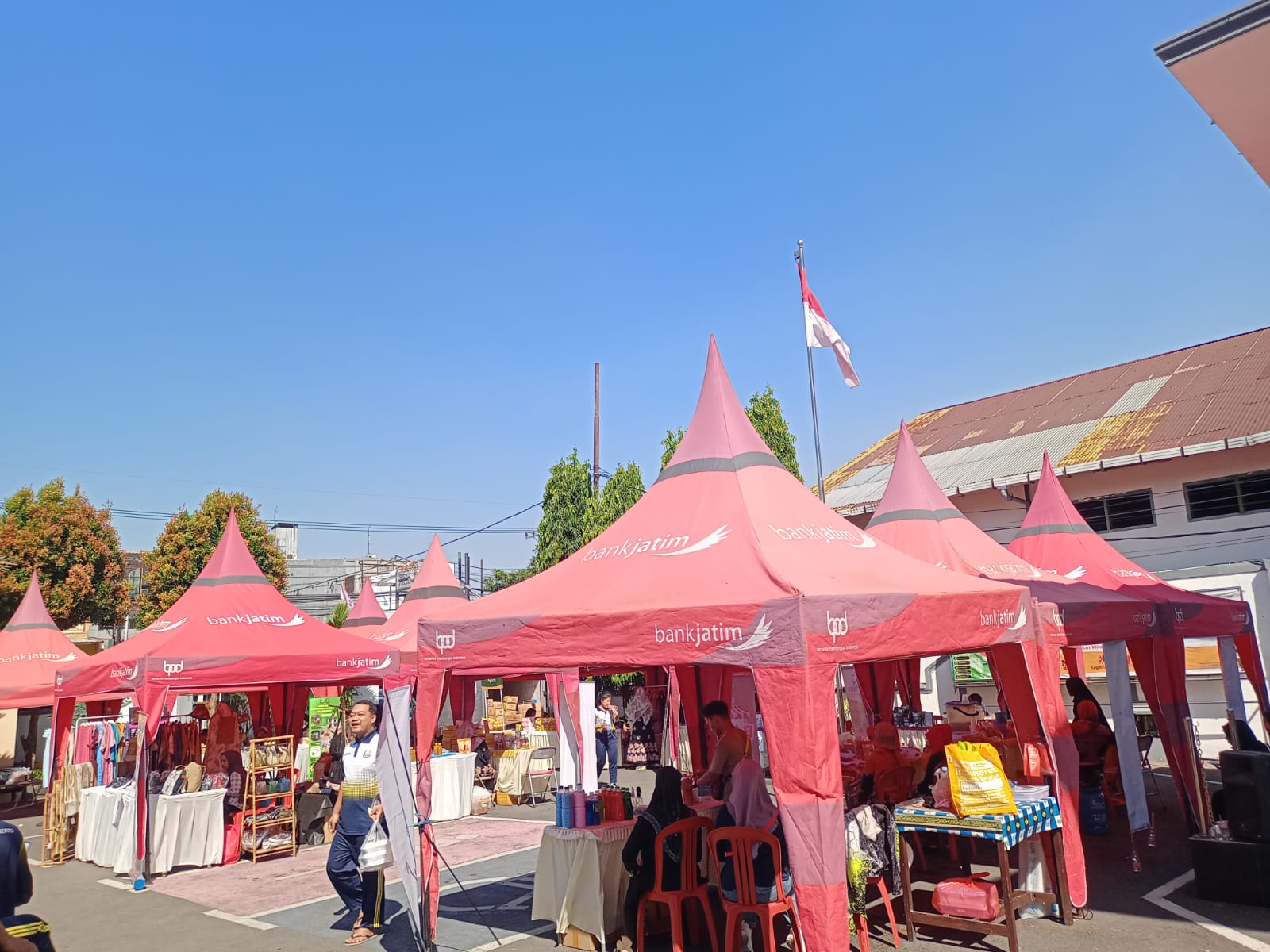 RAMAI: Kegiatan bazar UMKM dan pasar murah di halaman kantor Kejari Kabupaten Mojokerto, Jalan RA Basuni, Kecamatan Sooko, Senin (17/7).