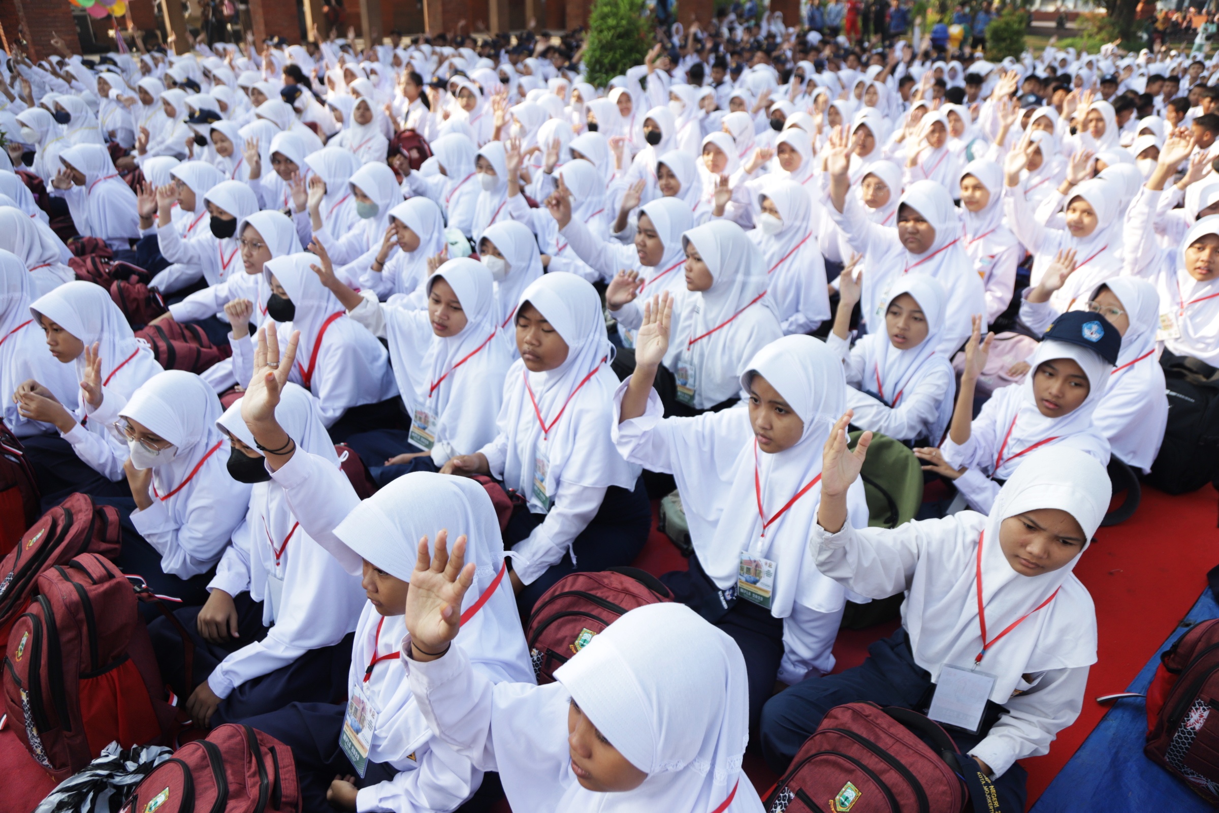 ISTIGASAH: Ribuan siswa SMP sederajat kelas 7 se-Kota Mojokerto mengikuti pembukaan masa pengenalan lingkungan sekolah di Alun-Alun Wiraraja Kota Mojokerto, Senin (17/7) pagi.