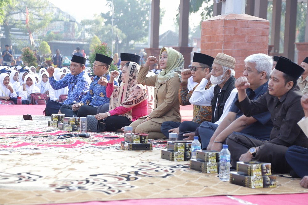 ATENSI: Sejumlah elemen dunia pendidikan Kota Mojokerto turut mengatensi pembukaan MPLS.