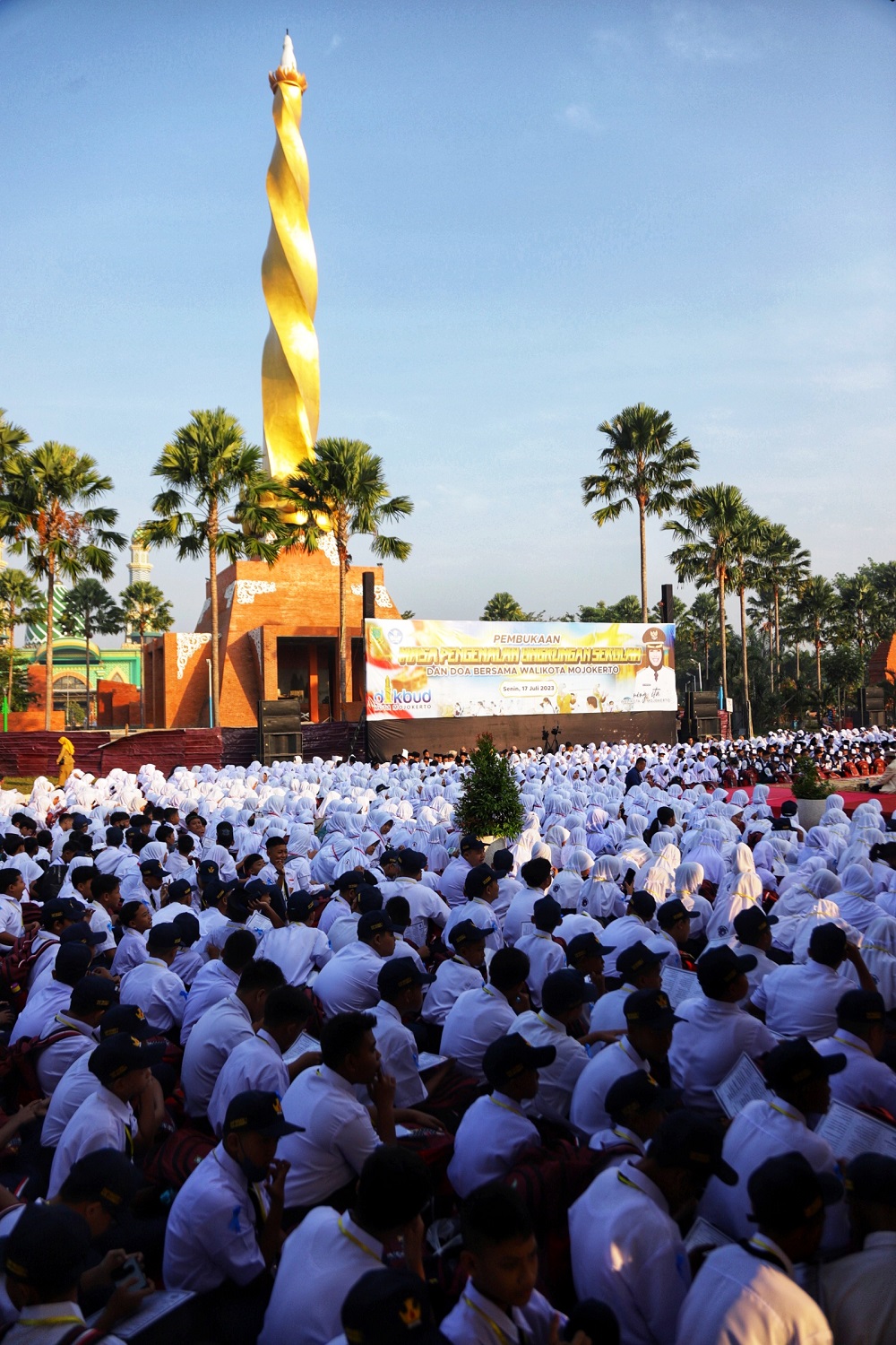 ISTIGASAH: Ribuan siswa SMP sederajat kelas 7 se-Kota Mojokerto mengikuti pembukaan masa pengenalan lingkungan sekolah di Alun-Alun Wiraraja Kota Mojokerto, Senin (17/7) pagi.