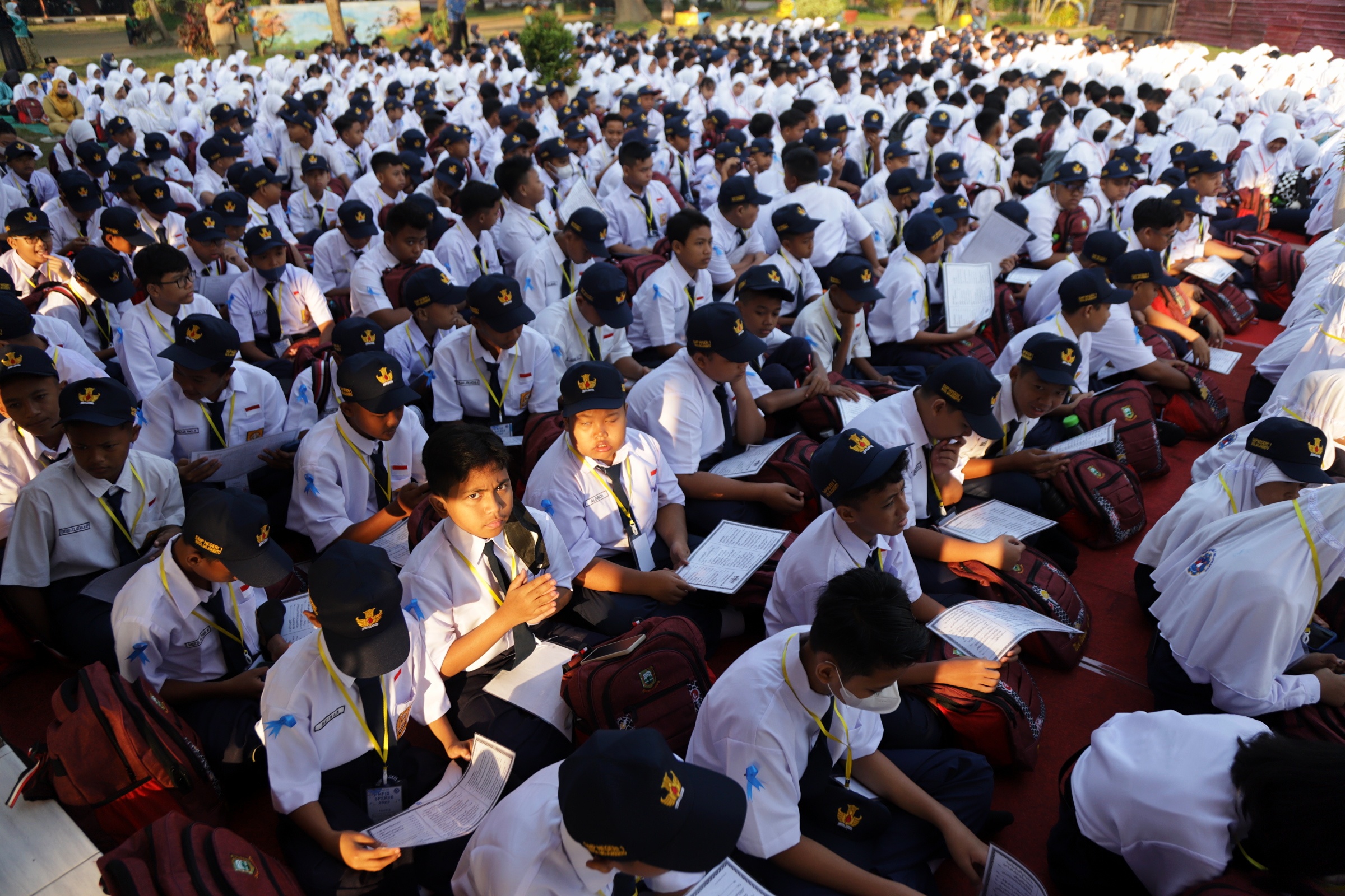 ISTIGASAH: Ribuan siswa SMP sederajat kelas 7 se-Kota Mojokerto mengikuti pembukaan masa pengenalan lingkungan sekolah di Alun-Alun Wiraraja Kota Mojokerto, Senin (17/7) pagi.