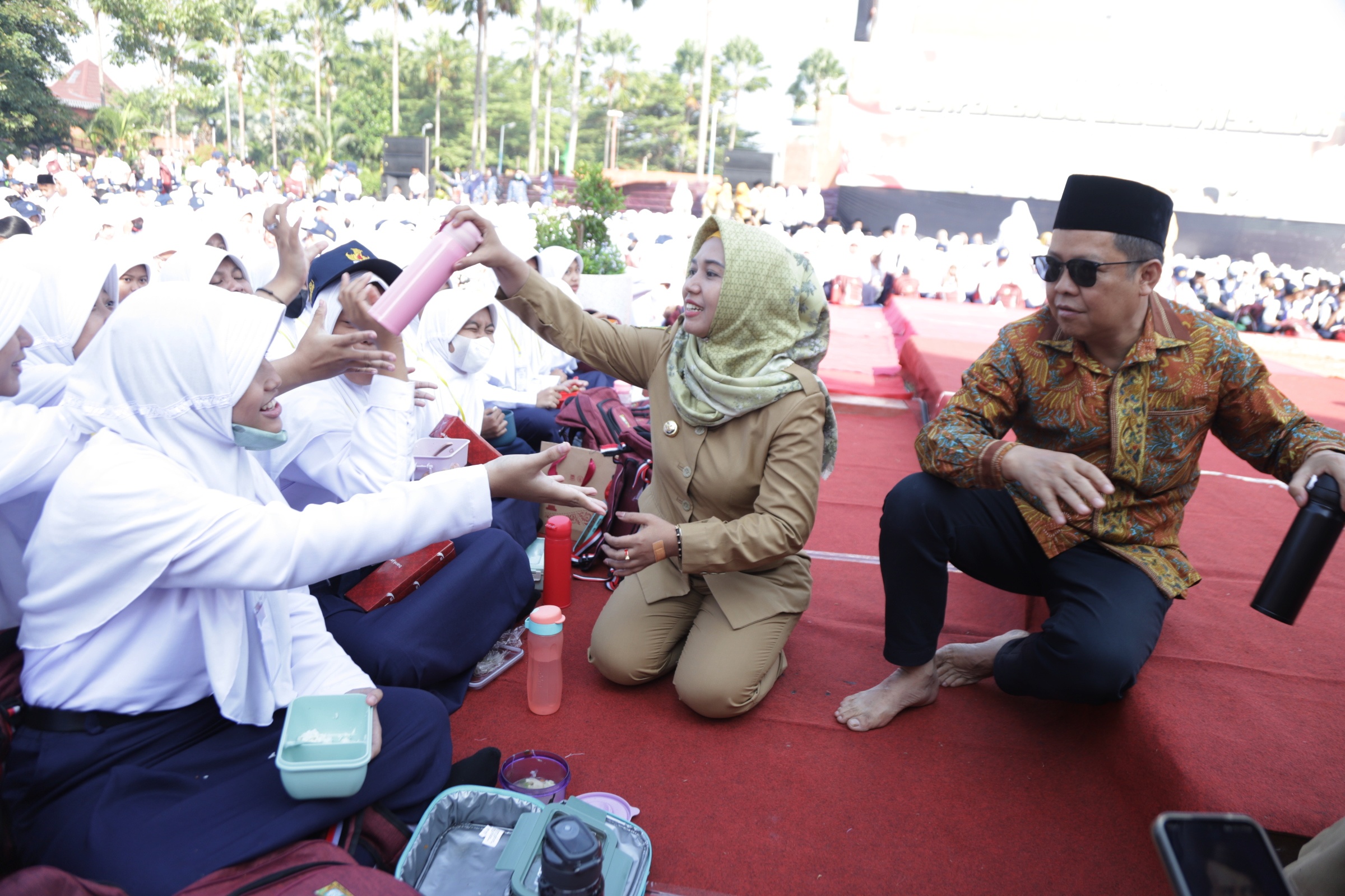 BERBAGI: Wali Kota Mojokerto Ning Ita didampingi suaminya, Supriyadi Karima Syaiful membagikan tumbler kepada para siswa.