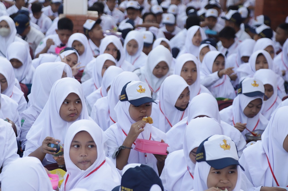 MAKAN BERSAMA: Ribuan siswa mengikuti pembukaan MPLS Kota Mojokerto di Alun-Alun Wiraraja Kota Mojokerto, Senin (17/7).