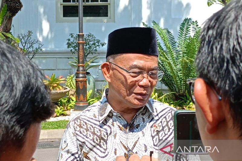 Menteri Koordinator Bidang Pembangunan Manusia dan Kebudayaan Muhadjir Effendy memberikan keterangan media di lingkungan Istana Kepresidenan Jakarta, Selasa (18/7/2023).