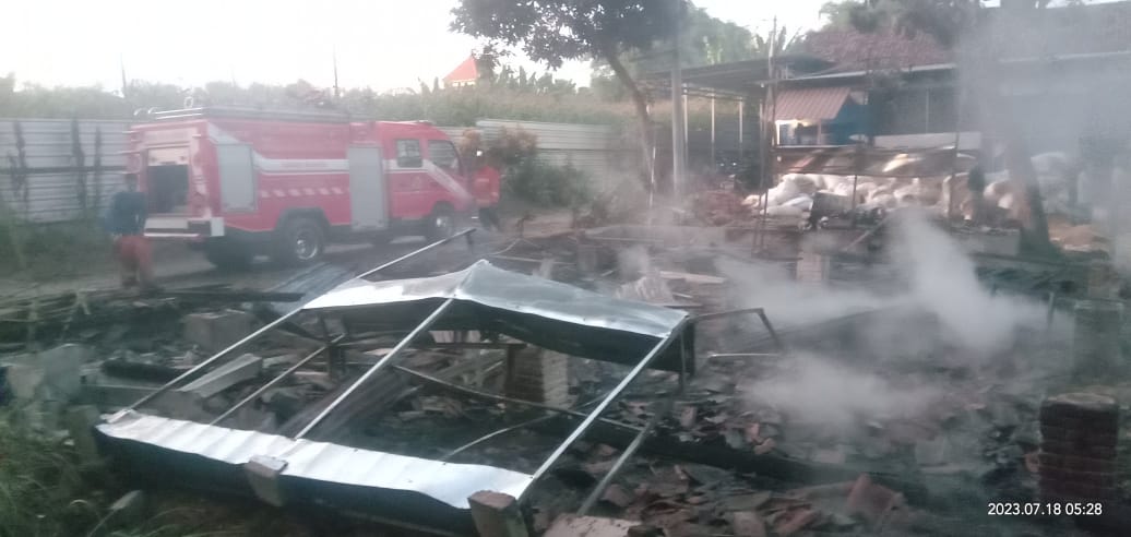 LUDES: Petugas Damkar BPBD Kabupaten Mojokerto memadamkan kebakaran yang melanda kandang ayam milik Sumarmi di Dusun Banong, Desa Gebangsari, Kecamatan Jatirejo, Kabupaten Mojokerto, Selasa (18/7).