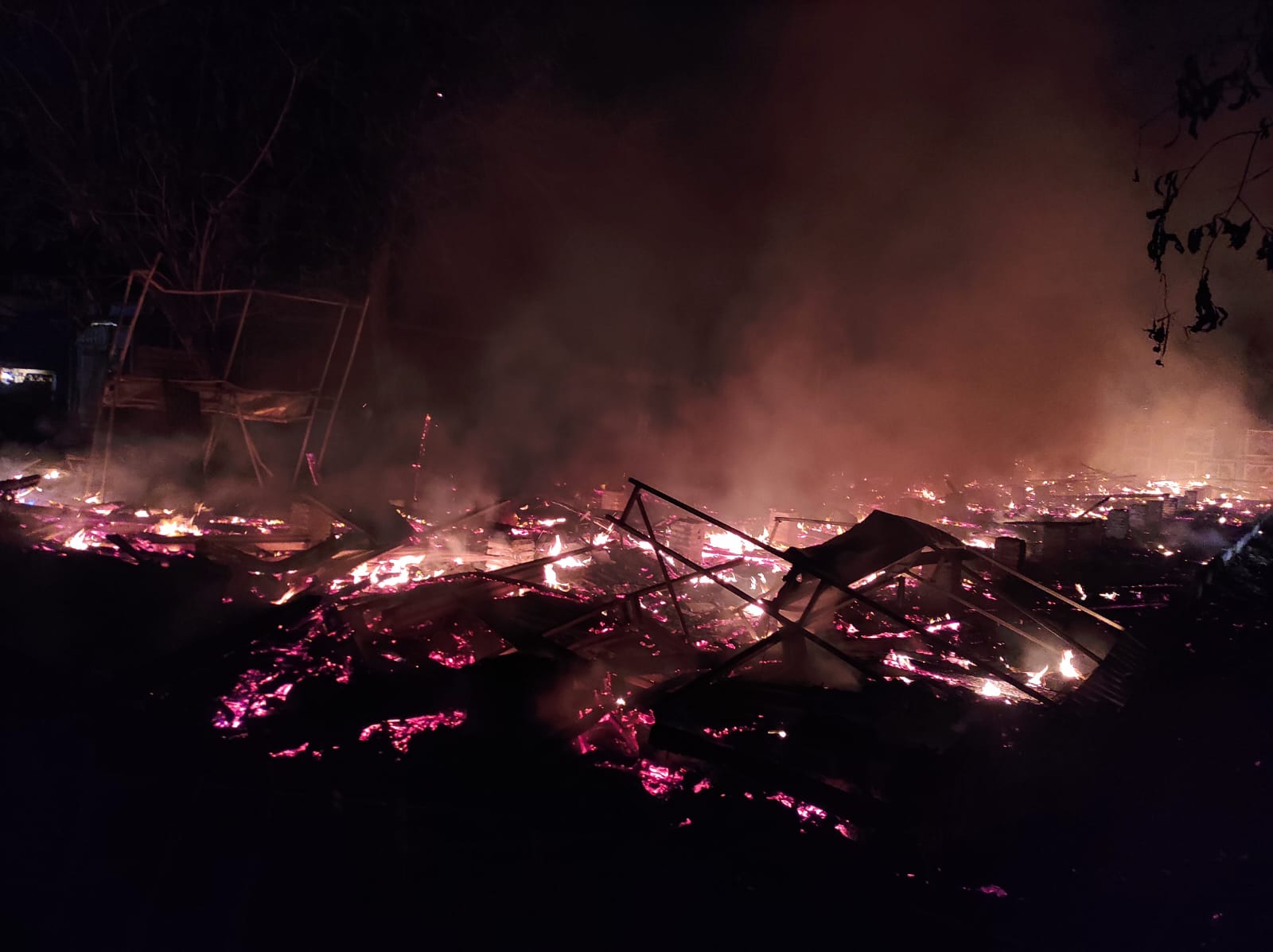 LUDES: Petugas Damkar BPBD Kabupaten Mojokerto memadamkan kebakaran yang melanda kandang ayam milik Sumarmi di Dusun Banong, Desa Gebangsari, Kecamatan Jatirejo, Kabupaten Mojokerto, Selasa (18/7).