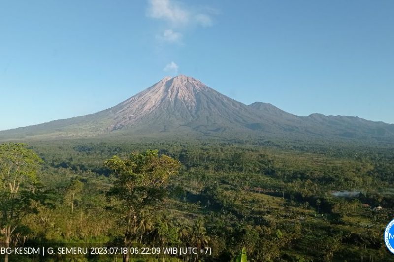 Gunung Semeru yang terpantau dari Pos Pengamatan Gunung Api Semeru di Gunung Sawur, Kabupaten Lumajang, Selasa (18/7/2023).