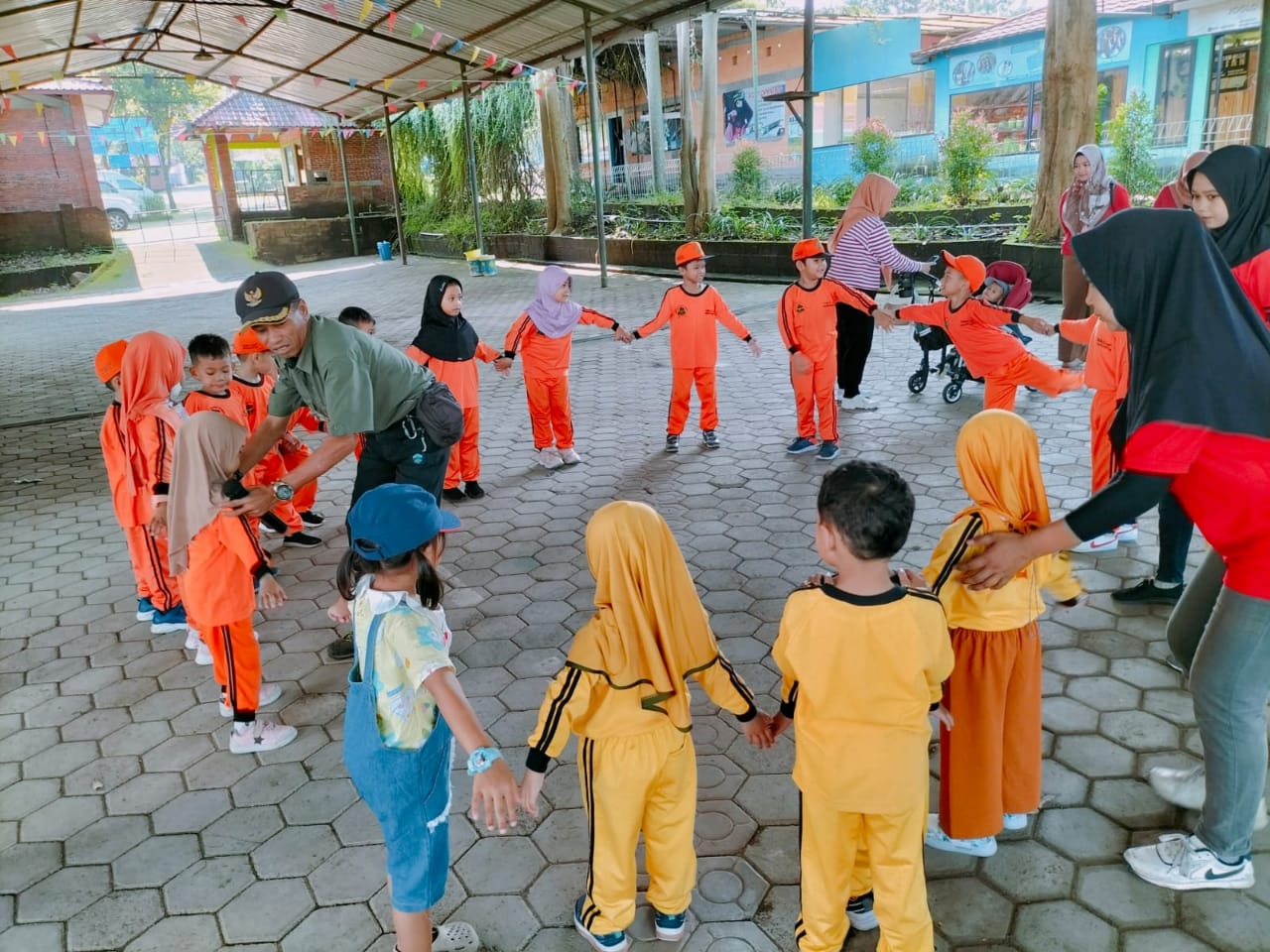 PEMBELAJARAN: Guru TK Sabilillah Islamic School mendampingi peserta didik bermain dan belajar.