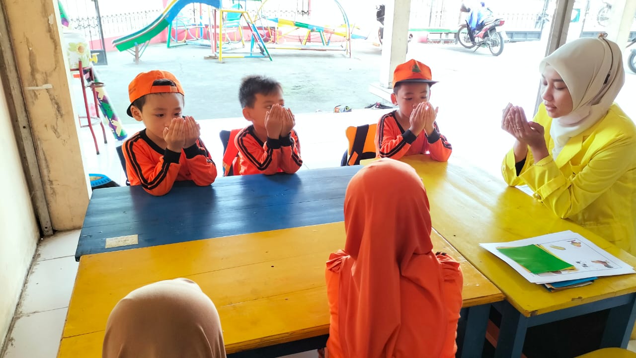 KARAKTER: Anak didik TK Sabilillah Islamic School, Kota Mojokerto berdoa sebelum makan bersama di sekolah.