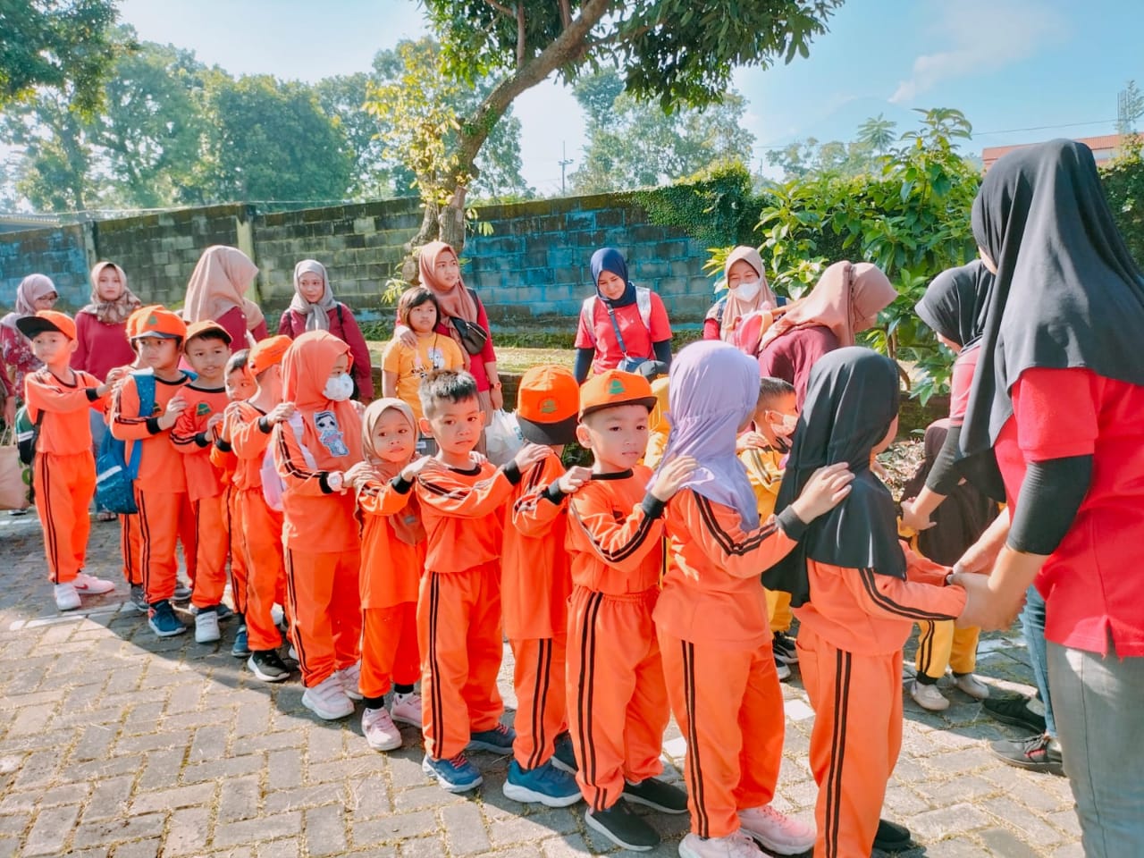 DISIPLIN: Siswa berbaris rapi untuk melatih kedisiplinan.